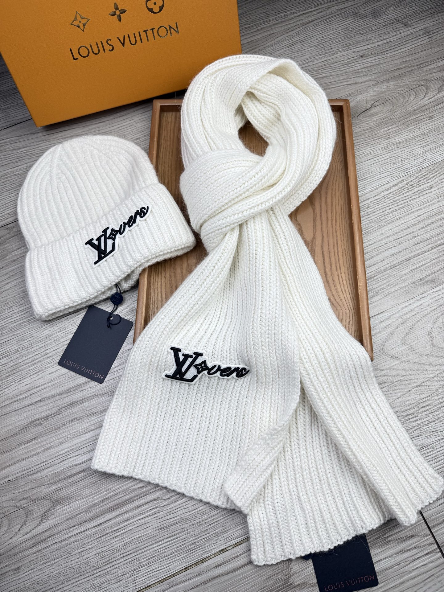 🌹。L家。【两件套-羊毛套装帽子】经典套装帽子！帽子➕围巾！70%羊毛+30%兔毛。暖暖哒超级舒服～冬日小姐姐减龄神器哦