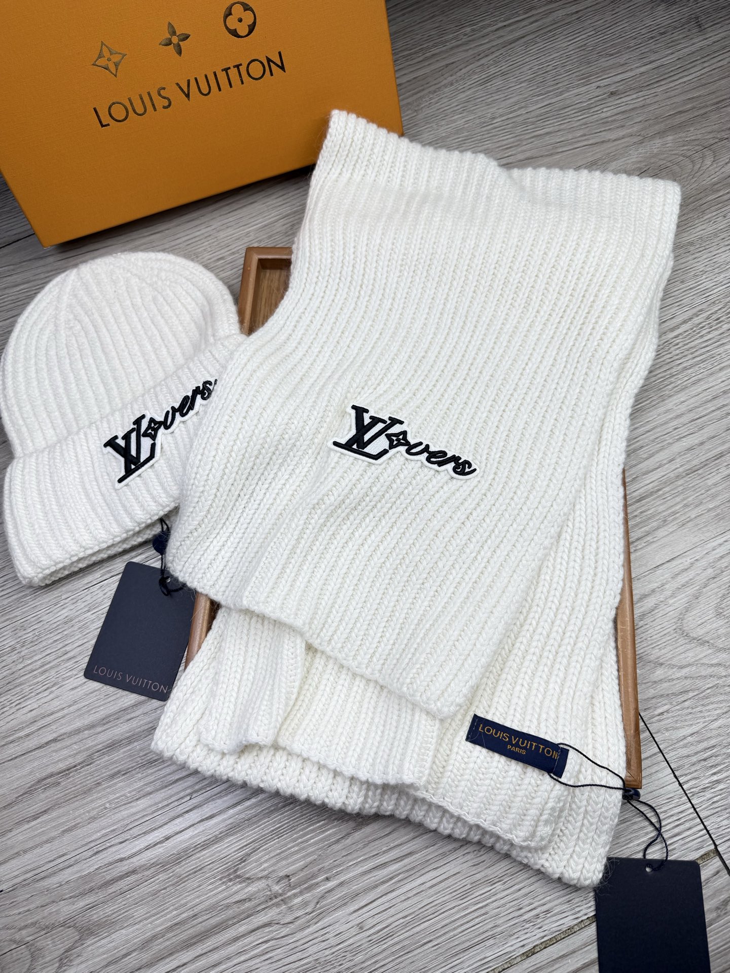 🌹。L家。【两件套-羊毛套装帽子】经典套装帽子！帽子➕围巾！70%羊毛+30%兔毛。暖暖哒超级舒服～冬日小姐姐减龄神器哦
