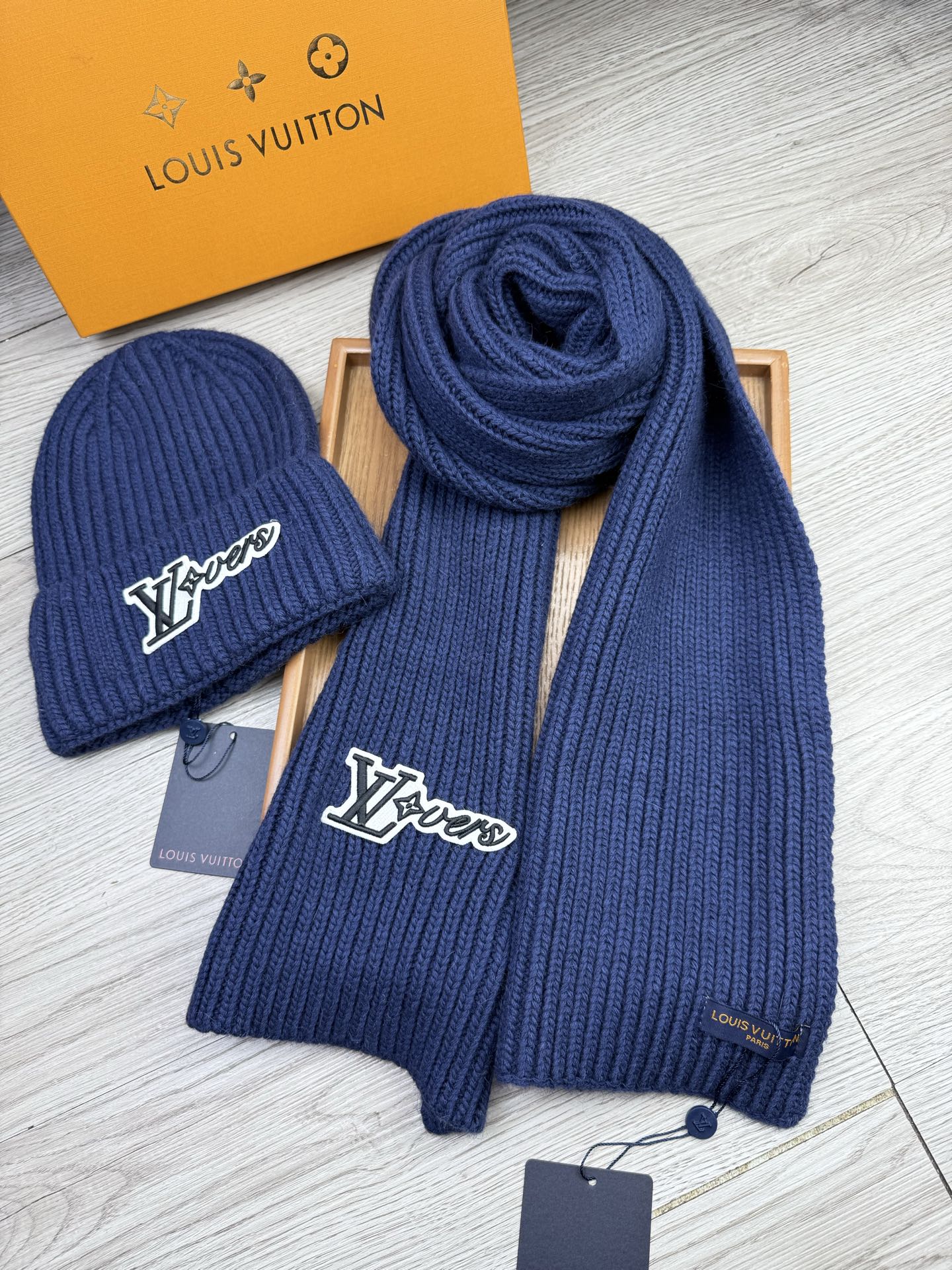🌹。L家。【两件套-羊毛套装帽子】经典套装帽子！帽子➕围巾！70%羊毛+30%兔毛。暖暖哒超级舒服～冬日小姐姐减龄神器哦
