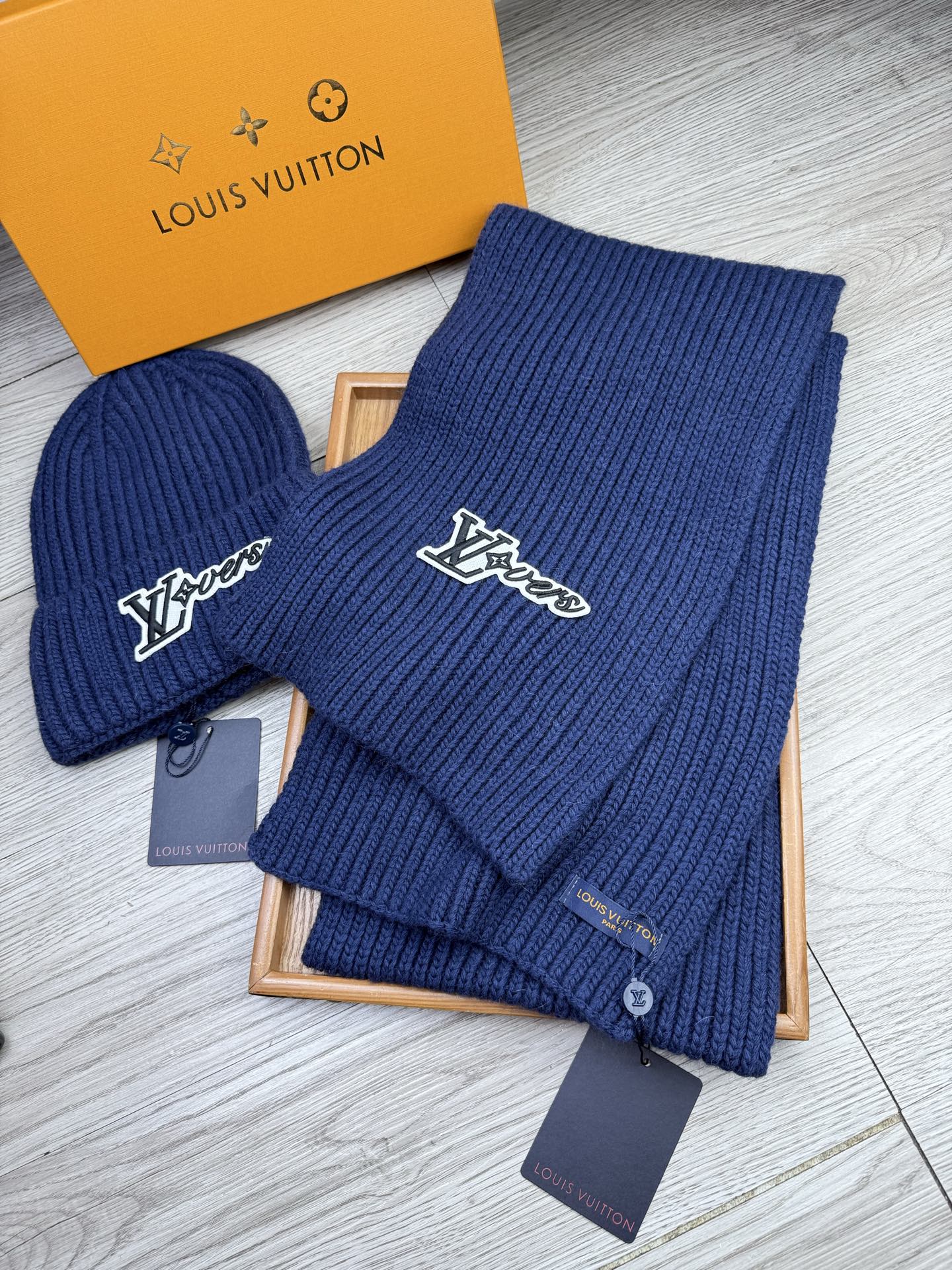 🌹。L家。【两件套-羊毛套装帽子】经典套装帽子！帽子➕围巾！70%羊毛+30%兔毛。暖暖哒超级舒服～冬日小姐姐减龄神器哦