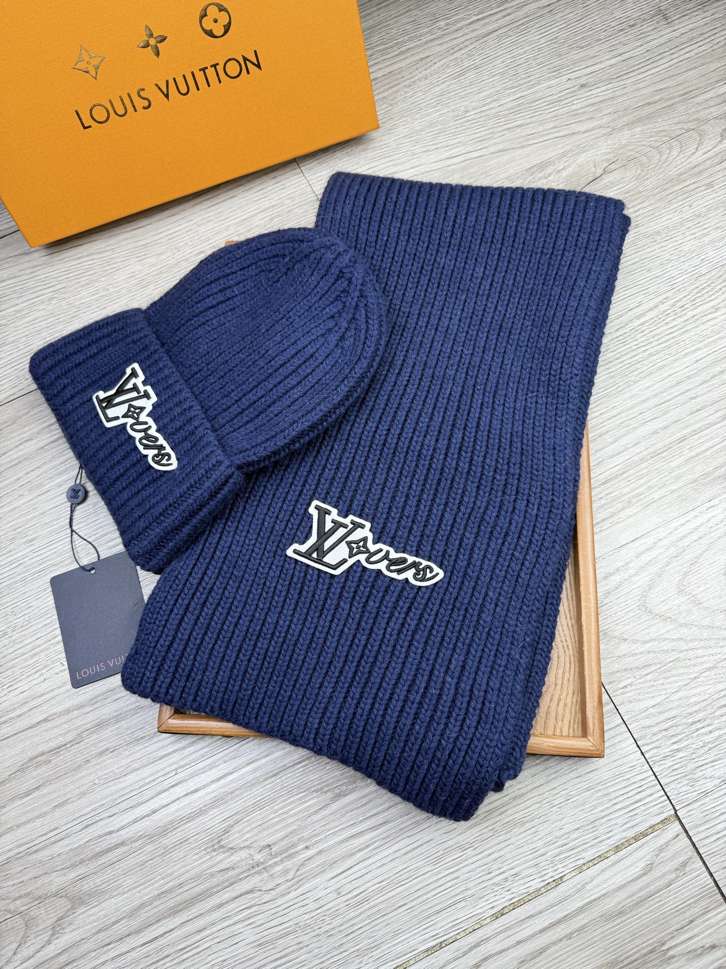 🌹。L家。【两件套-羊毛套装帽子】经典套装帽子！帽子➕围巾！70%羊毛+30%兔毛。暖暖哒超级舒服～冬日小姐姐减龄神器哦