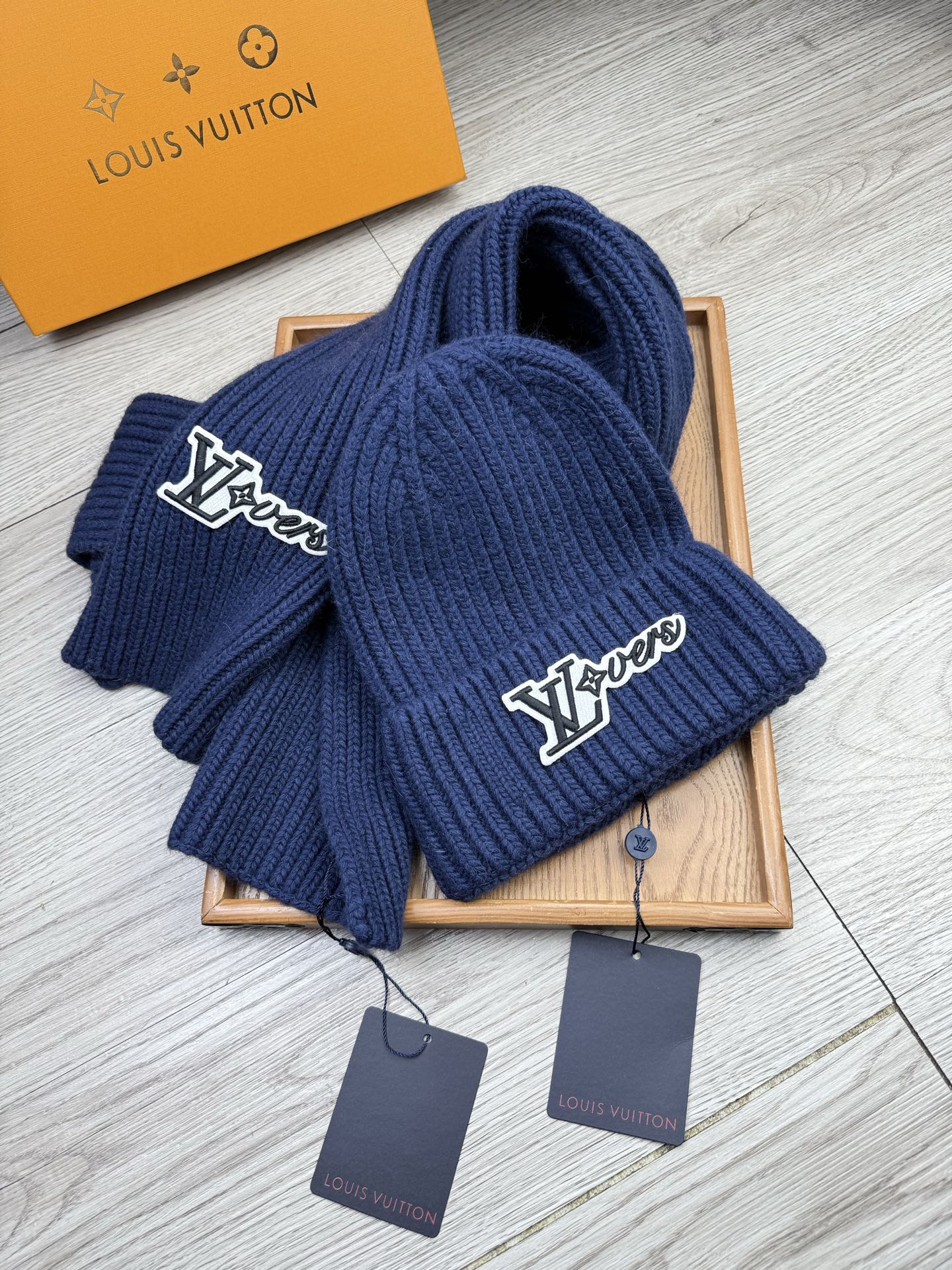 🌹。L家。【两件套-羊毛套装帽子】经典套装帽子！帽子➕围巾！70%羊毛+30%兔毛。暖暖哒超级舒服～冬日小姐姐减龄神器哦
