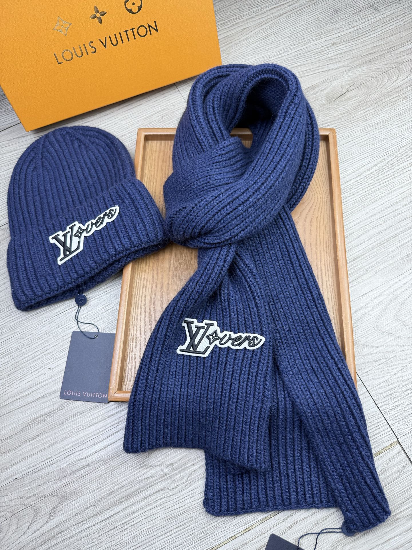 🌹。L家。【两件套-羊毛套装帽子】经典套装帽子！帽子➕围巾！70%羊毛+30%兔毛。暖暖哒超级舒服～冬日小姐姐减龄神器哦