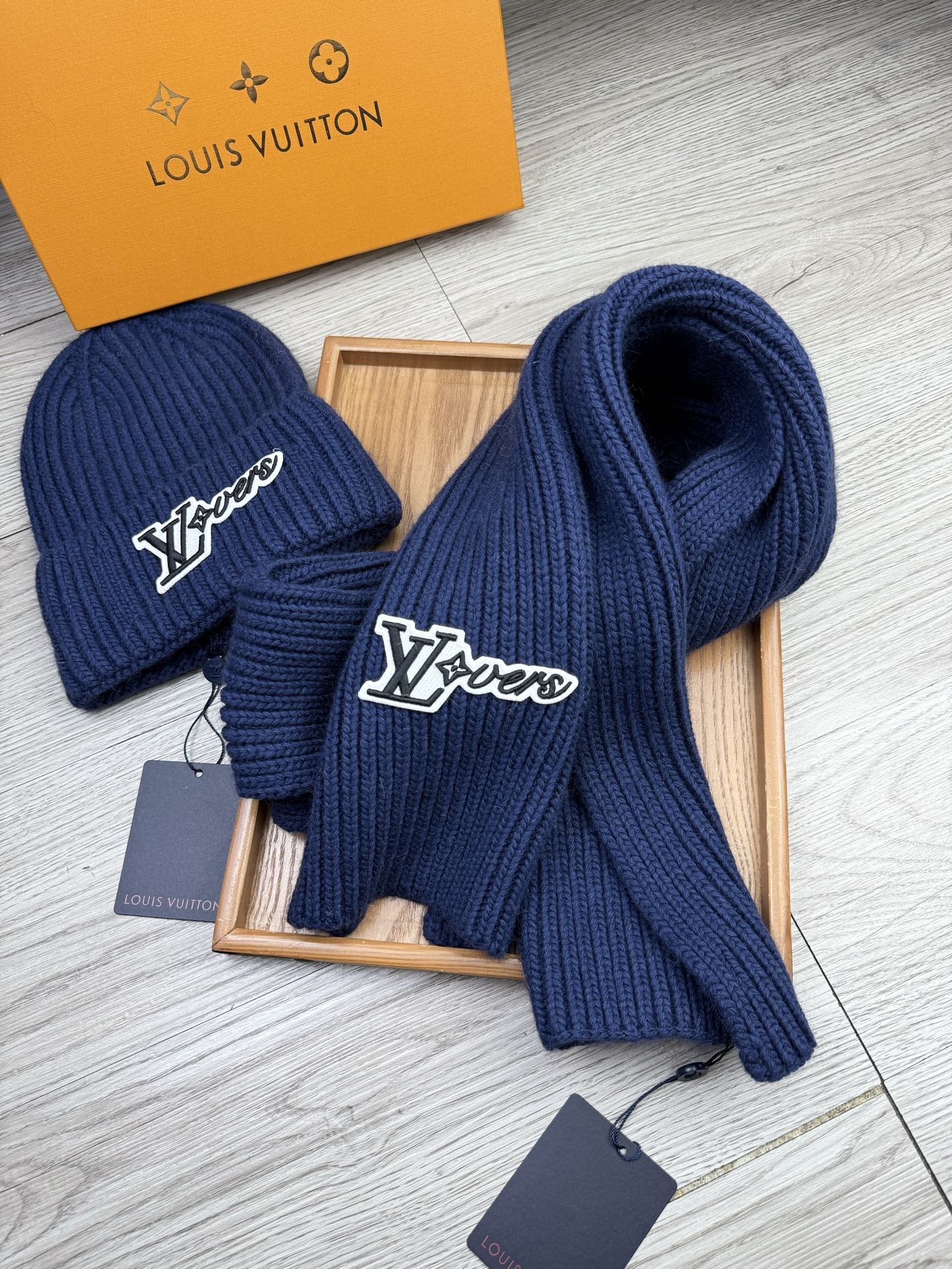🌹。L家。【两件套-羊毛套装帽子】经典套装帽子！帽子➕围巾！70%羊毛+30%兔毛。暖暖哒超级舒服～冬日小姐姐减龄神器哦