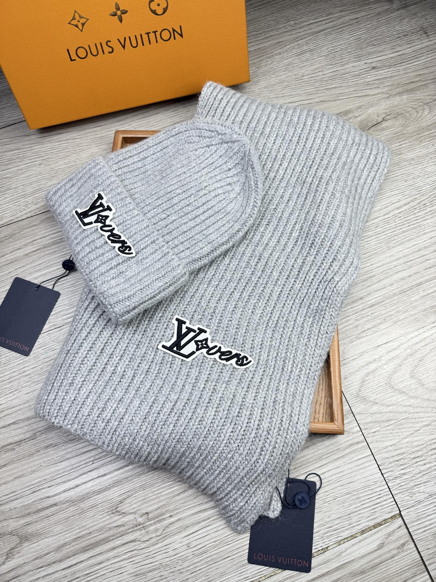 🌹。L家。【两件套-羊毛套装帽子】经典套装帽子！帽子➕围巾！70%羊毛+30%兔毛。暖暖哒超级舒服～冬日小姐姐减龄神器哦