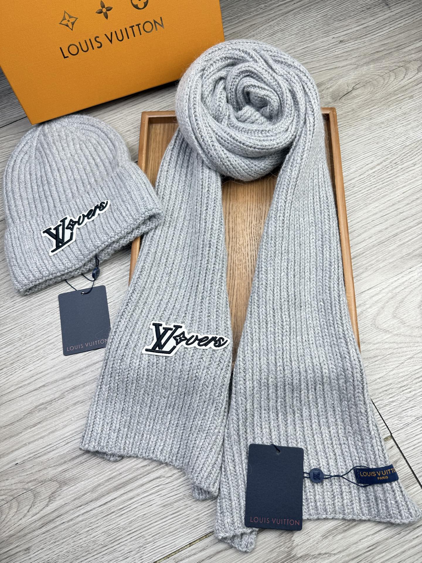 🌹。L家。【两件套-羊毛套装帽子】经典套装帽子！帽子➕围巾！70%羊毛+30%兔毛。暖暖哒超级舒服～冬日小姐姐减龄神器哦