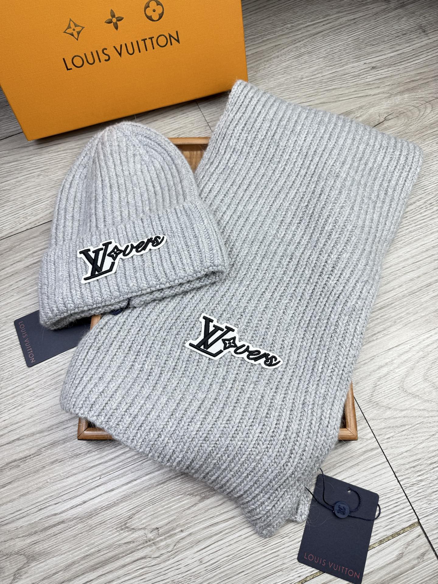 🌹。L家。【两件套-羊毛套装帽子】经典套装帽子！帽子➕围巾！70%羊毛+30%兔毛。暖暖哒超级舒服～冬日小姐姐减龄神器哦