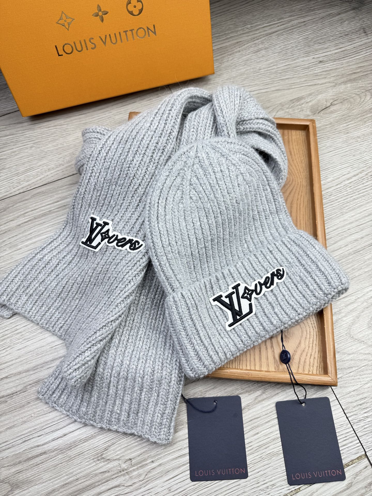 🌹。L家。【两件套-羊毛套装帽子】经典套装帽子！帽子➕围巾！70%羊毛+30%兔毛。暖暖哒超级舒服～冬日小姐姐减龄神器哦
