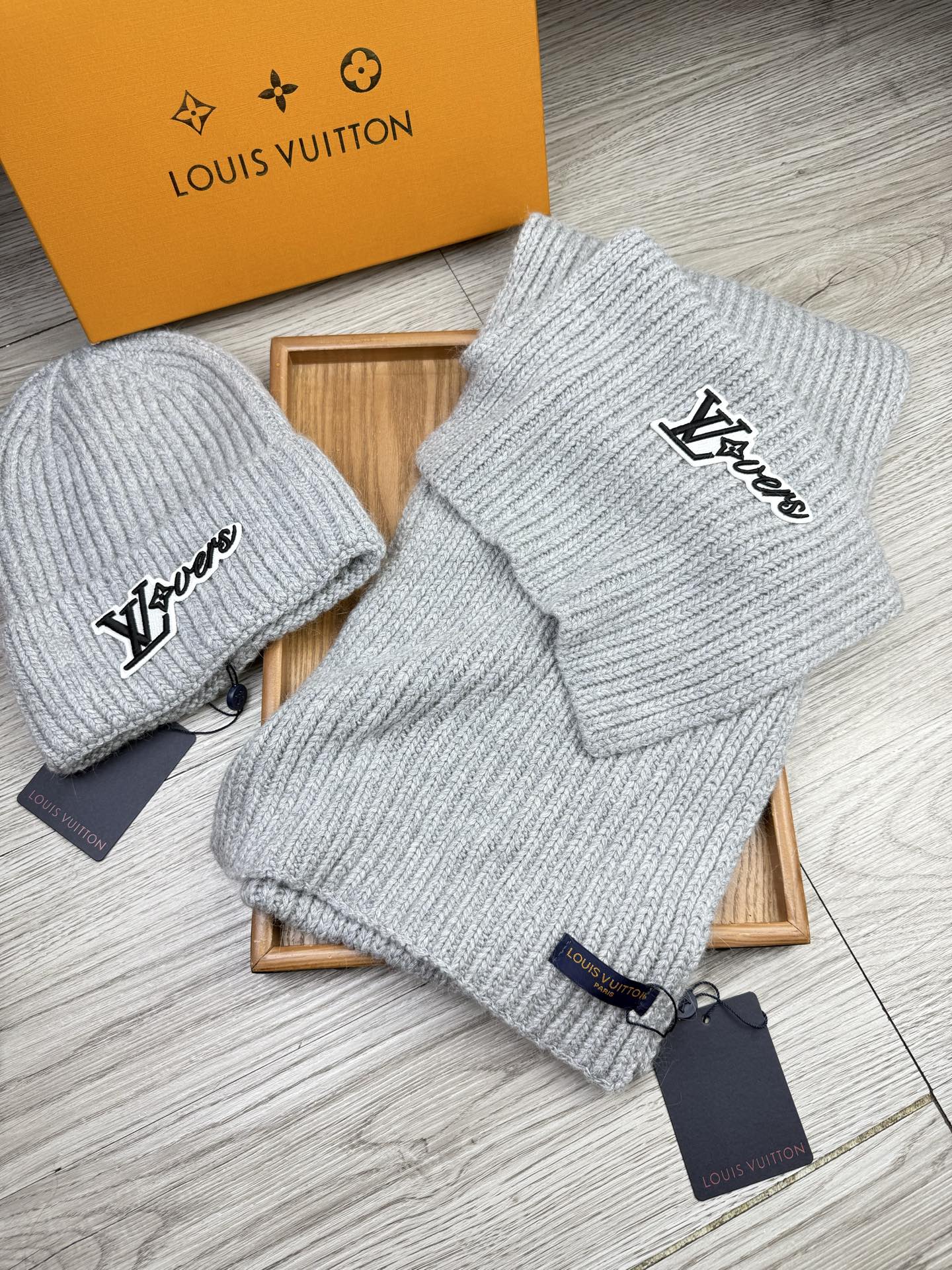 🌹。L家。【两件套-羊毛套装帽子】经典套装帽子！帽子➕围巾！70%羊毛+30%兔毛。暖暖哒超级舒服～冬日小姐姐减龄神器哦