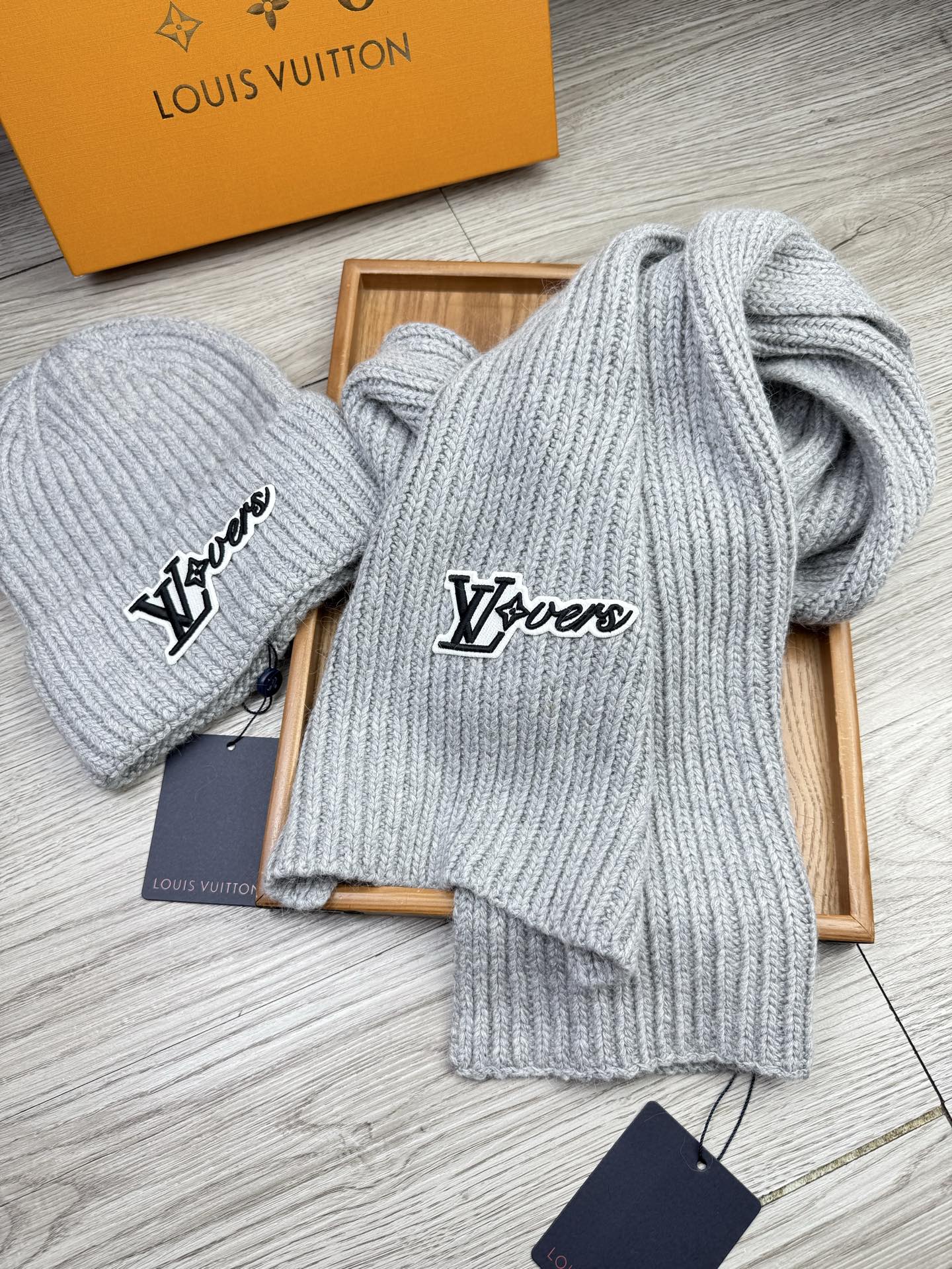 🌹。L家。【两件套-羊毛套装帽子】经典套装帽子！帽子➕围巾！70%羊毛+30%兔毛。暖暖哒超级舒服～冬日小姐姐减龄神器哦