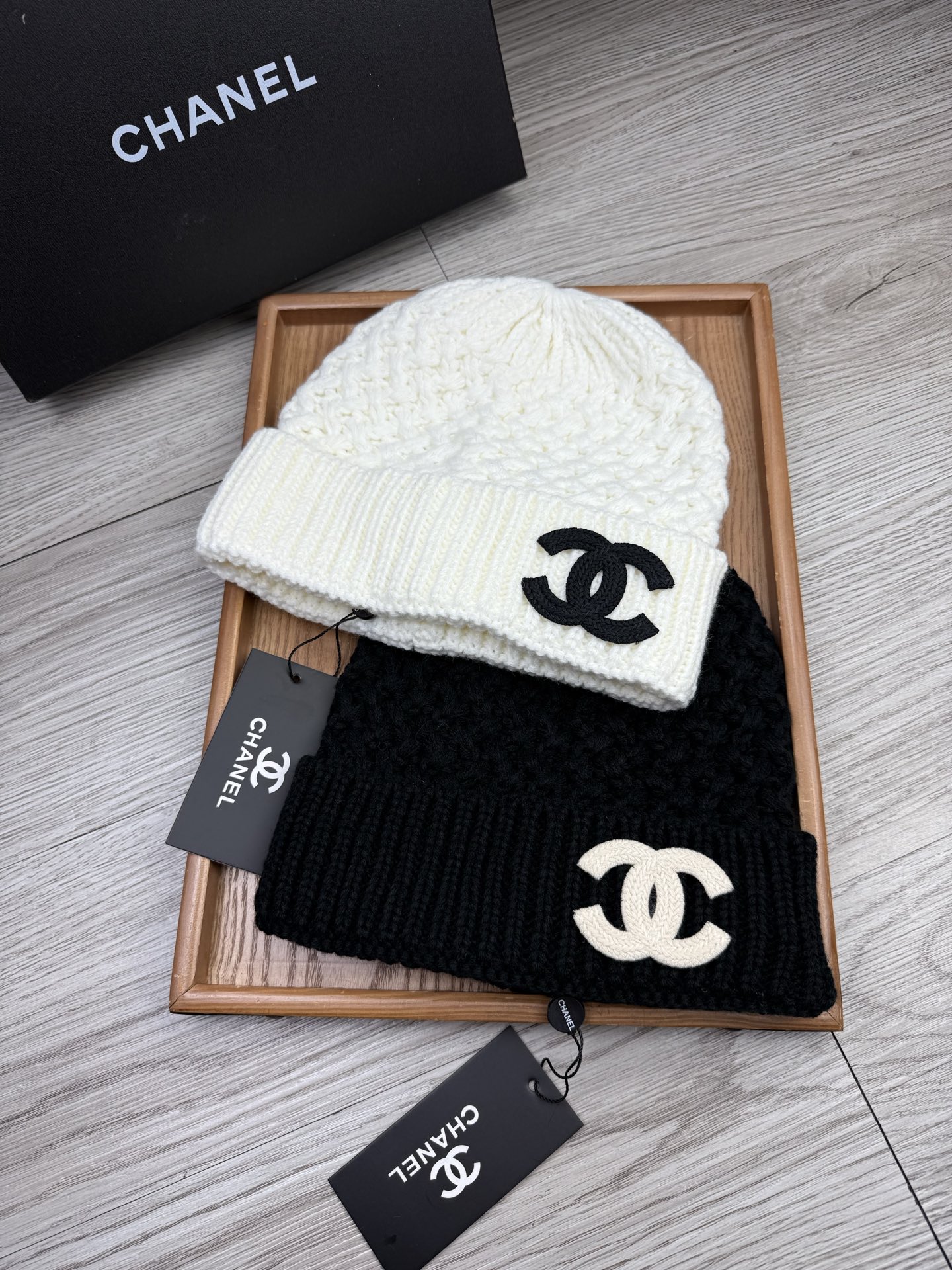 NO:580500,Special offer.C home.Benefits!  [Fine wool knitted single hat] New style is on the shelves, a particularly affordable series of hats, the fabric is fine wool. The density is tight!  Wool knitted fabric feels comfortable and breathable!  Fashionable and chic!  A must-have item for going out on the street, age-reducing, fashionable, and very generous!  The shape of the hat is very nice!  And the price is very beautiful!  It’s a great item to give as a gift or for personal use!  !  Complete trademark hangtags!  !  There are many styles and colors!  Hats bucket hat, baseball cap, knitted hat, hat, chanel, espadrilles, hats19860909特价.C家.福利！【细毛线针织单帽】新款上架,特别实惠的一个系列帽子,面料细毛线.密度紧致！毛线针织面料手感舒适透气性好！款式新颖别致！出街必备单品,减龄又时尚,非常大方！帽型特别好看！而且价格非常美丽！送人自用都是非常不错的一款单品哦！！商标吊牌齐全！！款式多多,颜色多多！帽子渔夫帽棒球帽针织帽,帽子,chanel,espadrilles,hats,hat