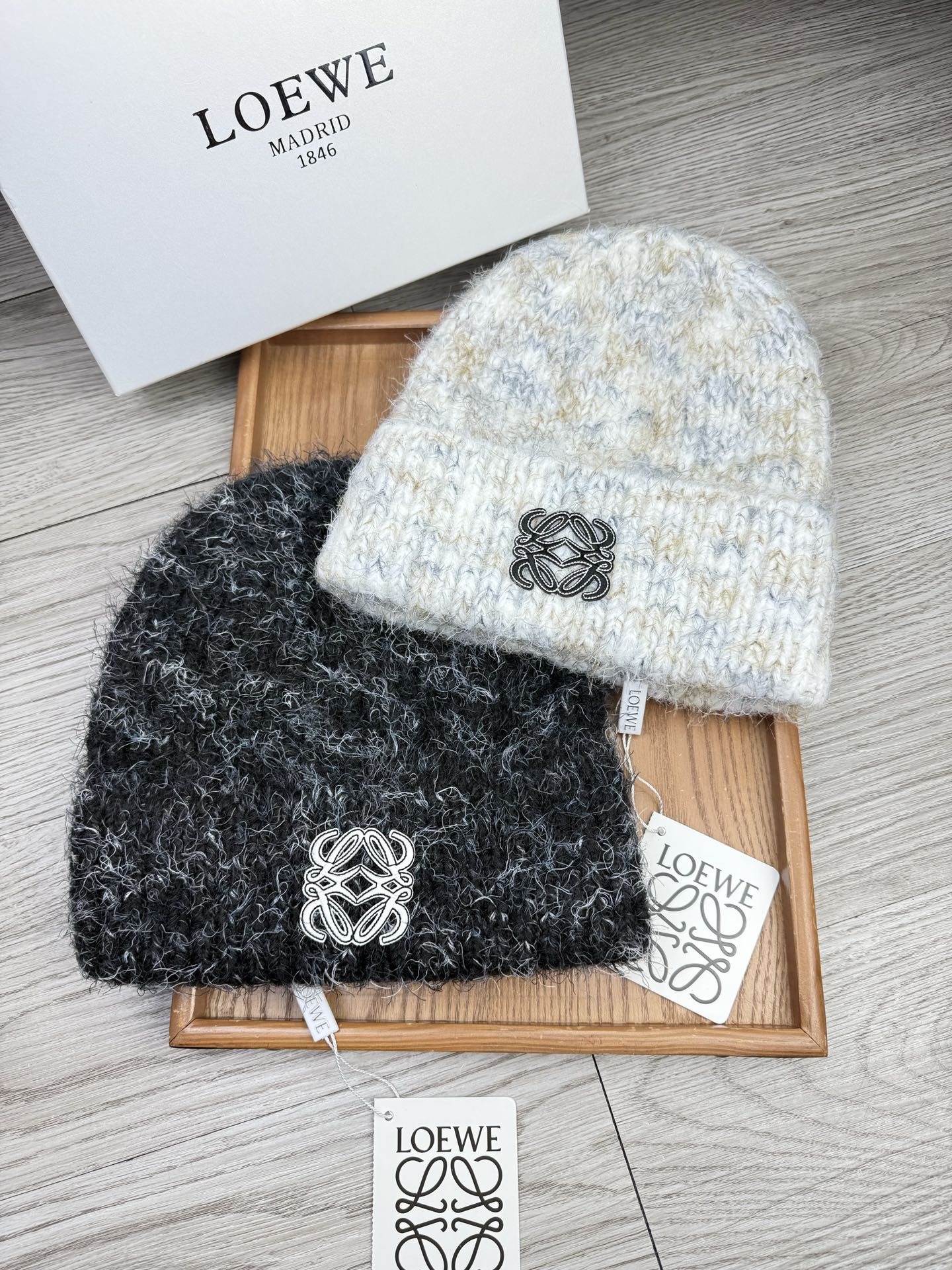 。Loewe。福利！【细毛线针织单帽】新款上架，特别实惠的一个系列帽子，面料：细毛线。密度紧致！毛线针织