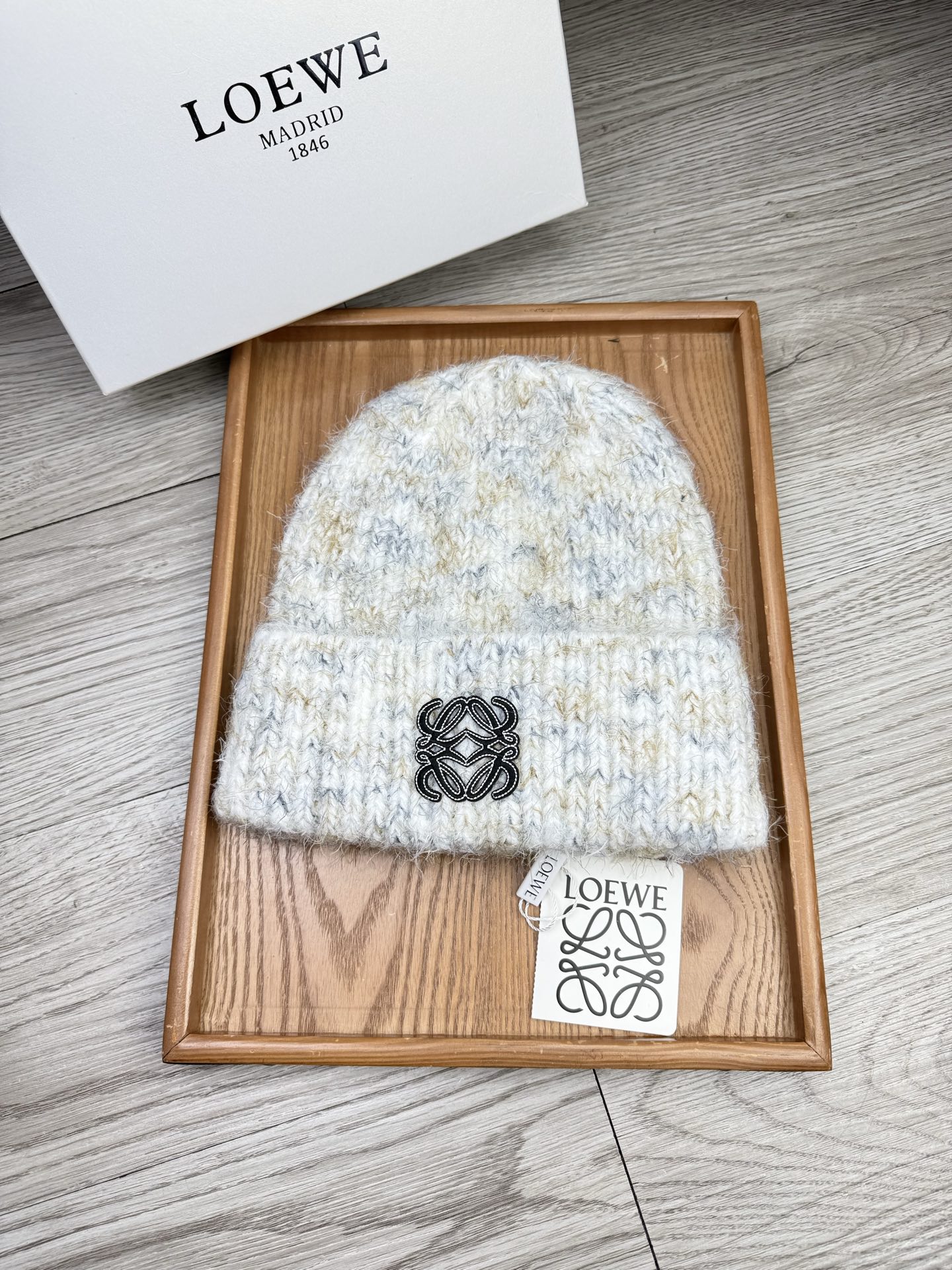 。Loewe。福利！【细毛线针织单帽】新款上架，特别实惠的一个系列帽子，面料：细毛线。密度紧致！毛线针织