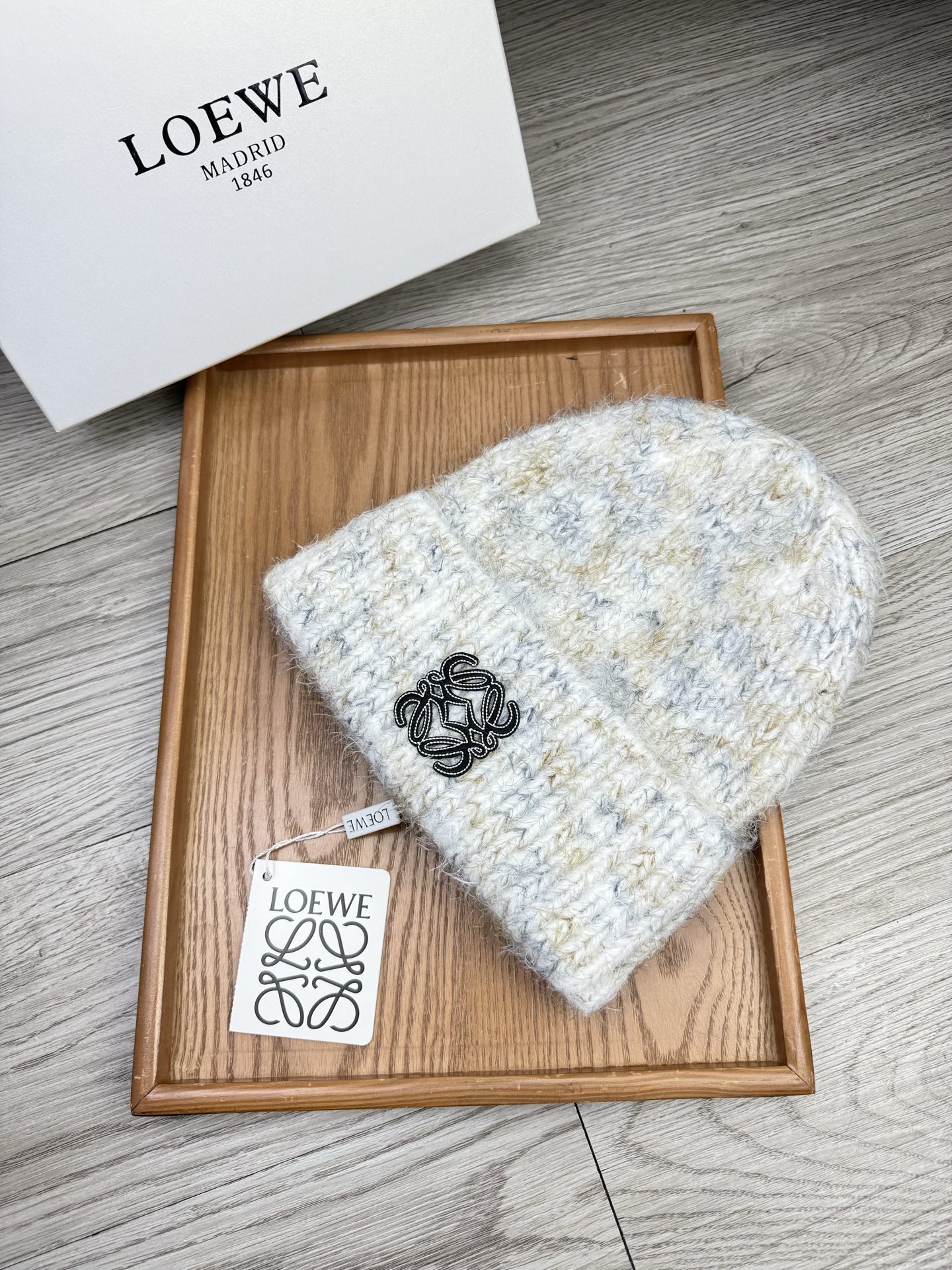 。Loewe。福利！【细毛线针织单帽】新款上架，特别实惠的一个系列帽子，面料：细毛线。密度紧致！毛线针织