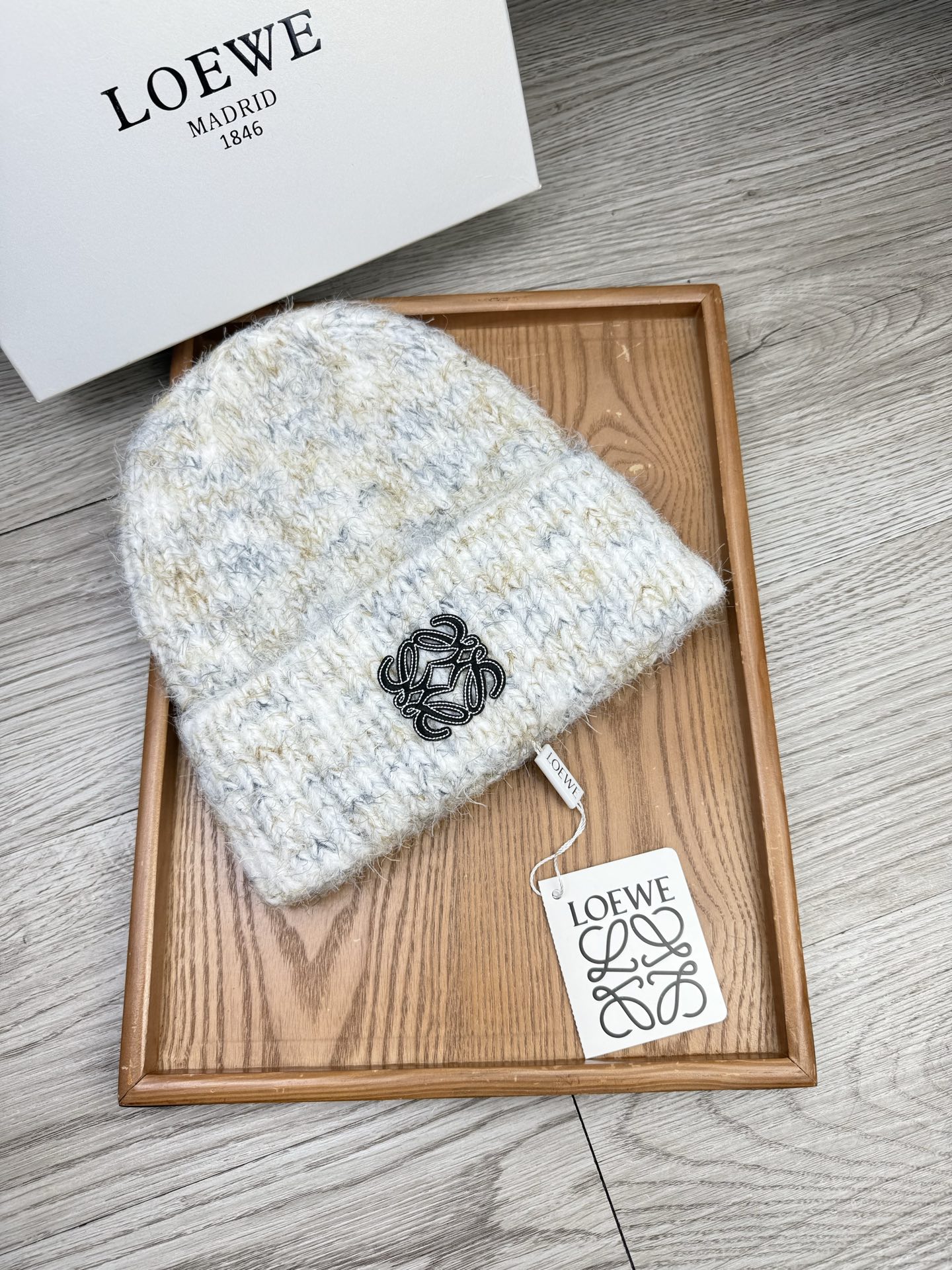 。Loewe。福利！【细毛线针织单帽】新款上架，特别实惠的一个系列帽子，面料：细毛线。密度紧致！毛线针织