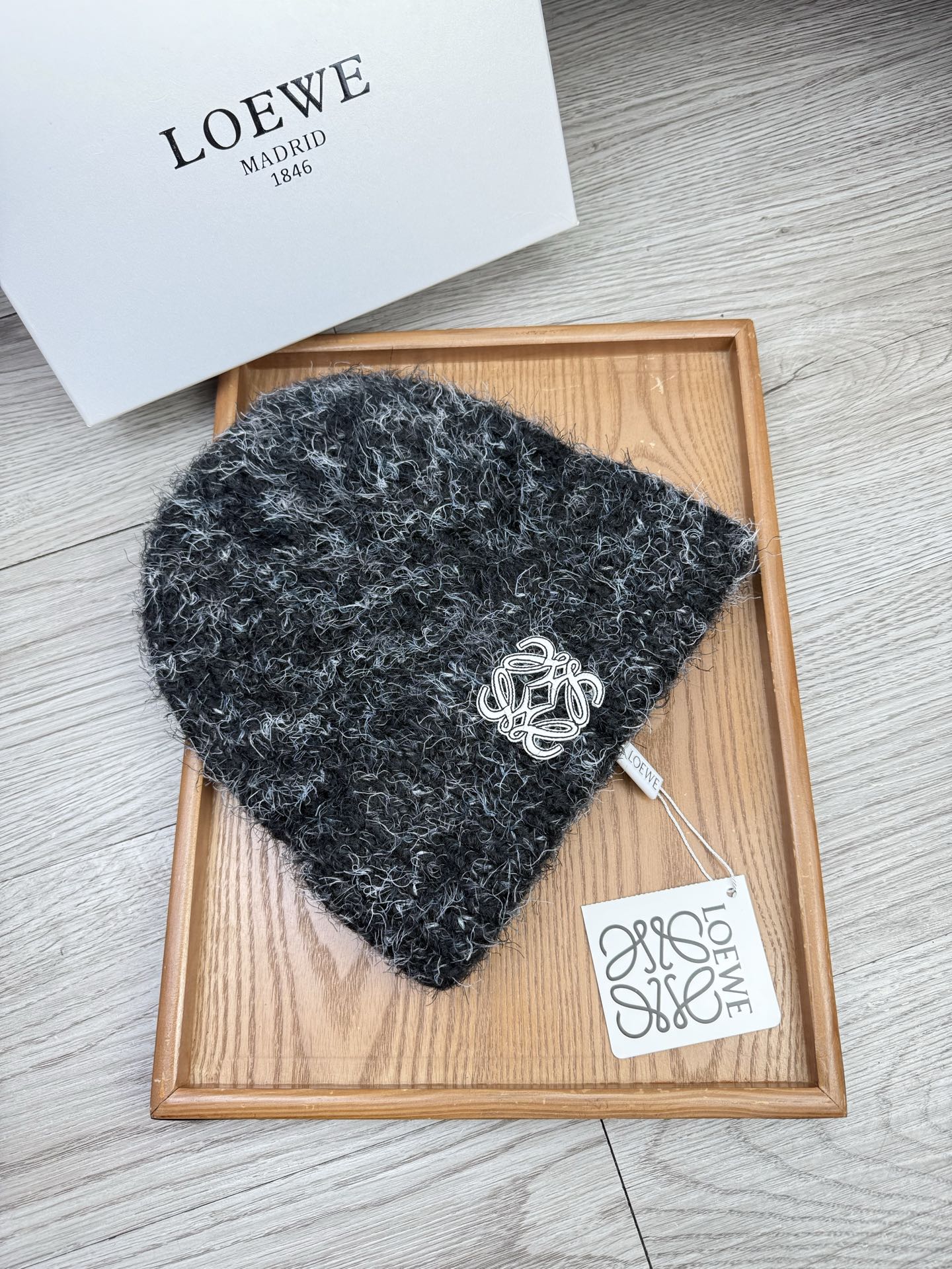 。Loewe。福利！【细毛线针织单帽】新款上架，特别实惠的一个系列帽子，面料：细毛线。密度紧致！毛线针织