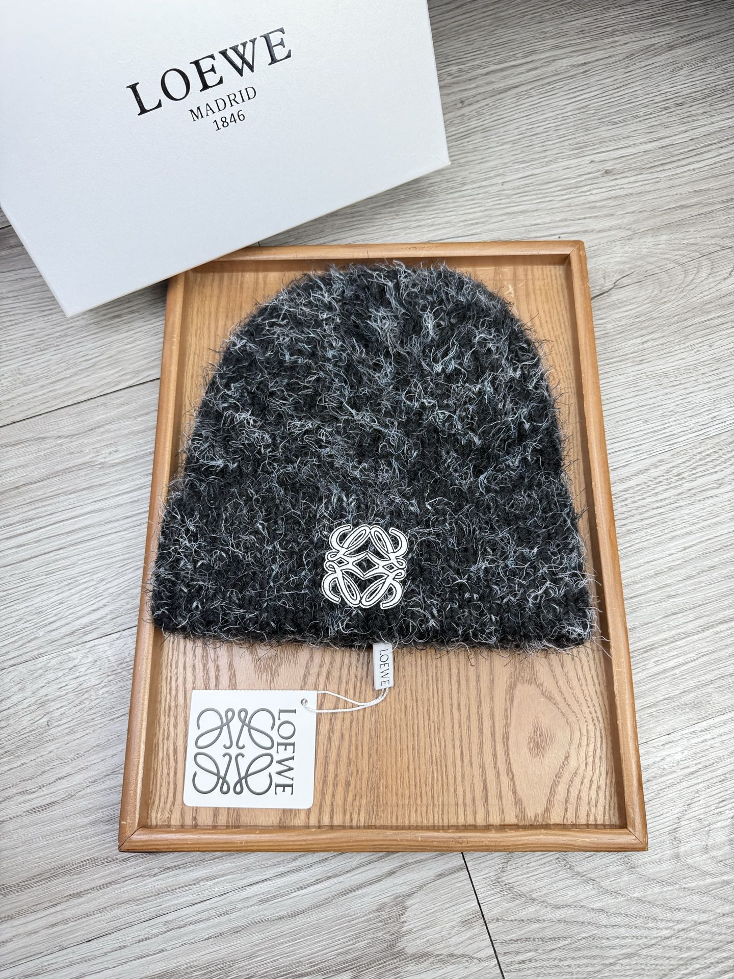 。Loewe。福利！【细毛线针织单帽】新款上架，特别实惠的一个系列帽子，面料：细毛线。密度紧致！毛线针织