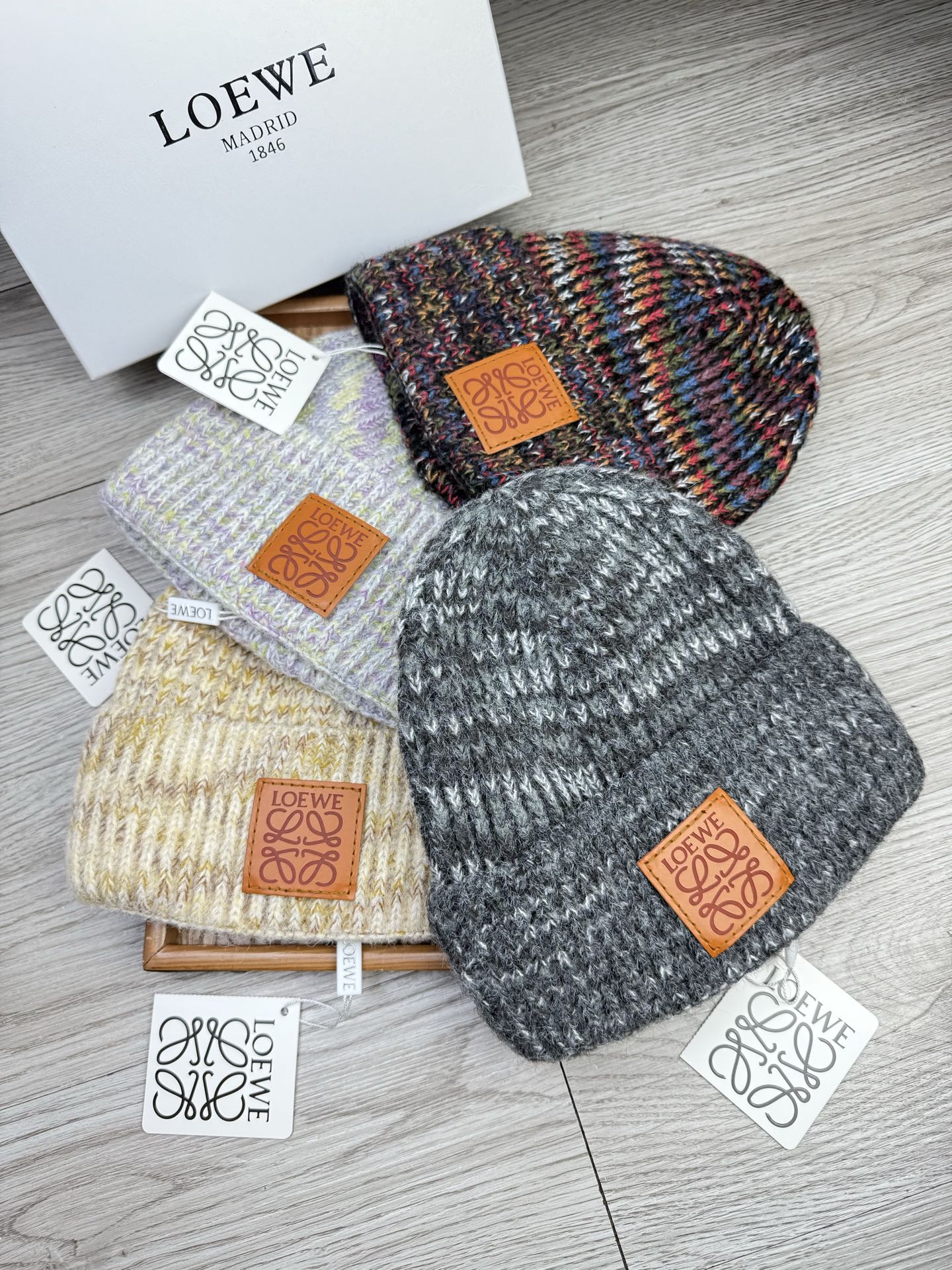 。Loewe。福利！【细毛线针织单帽】新款上架，特别实惠的一个系列帽子，面料：细毛线。密度紧致！毛线针织