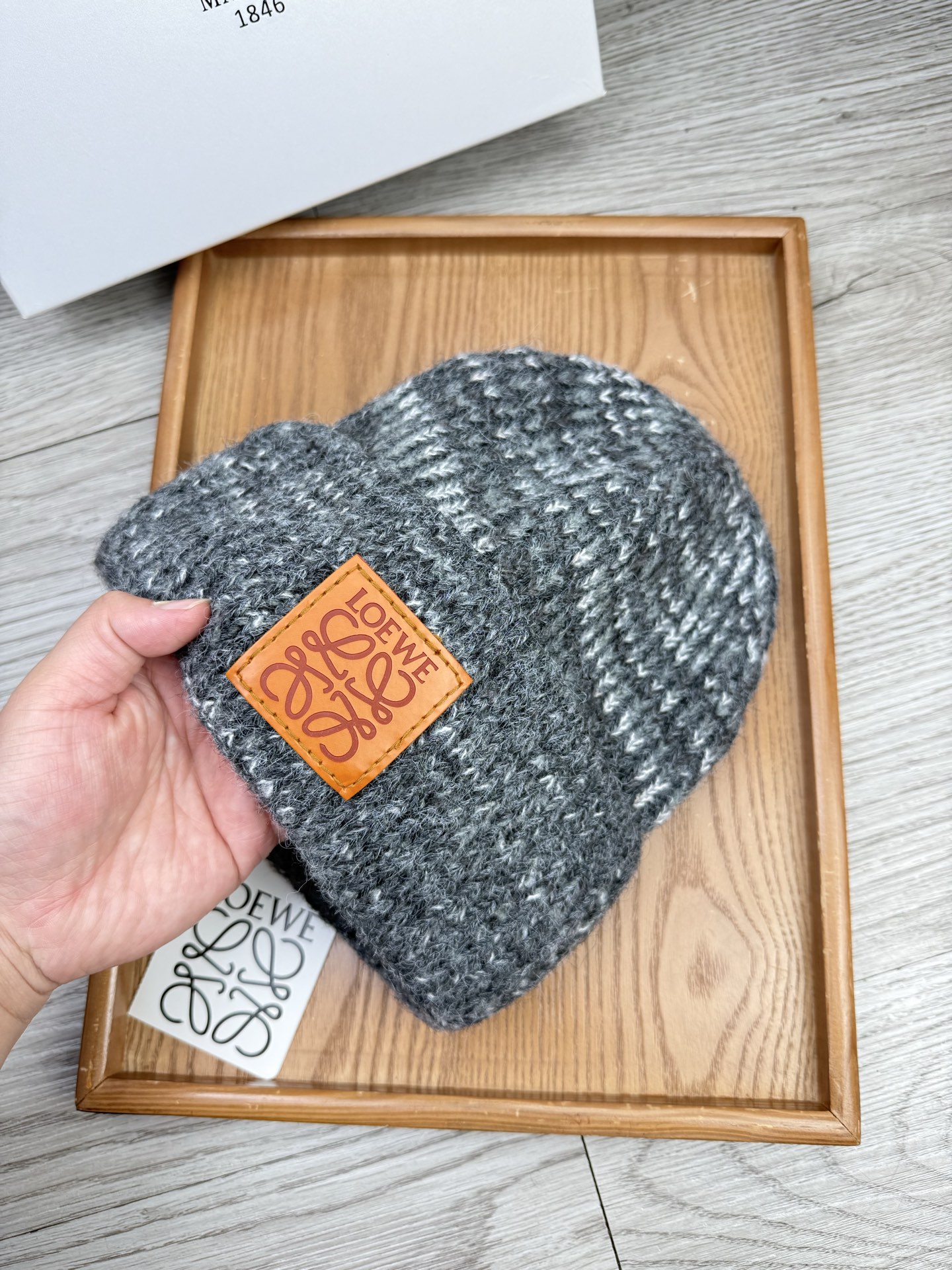 。Loewe。福利！【细毛线针织单帽】新款上架，特别实惠的一个系列帽子，面料：细毛线。密度紧致！毛线针织