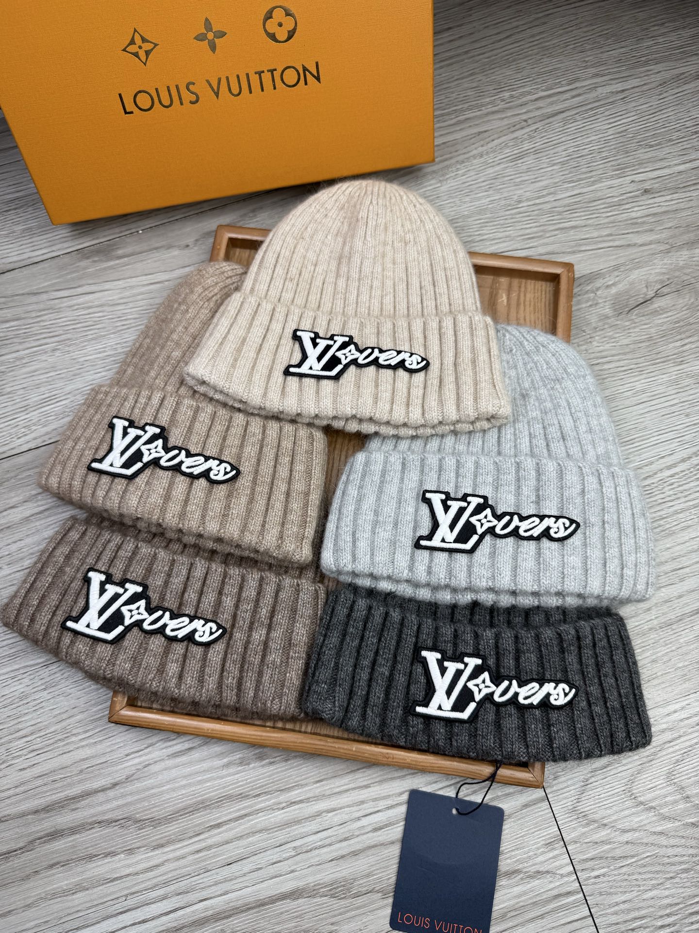 NO:580506,Special offer. L home. Benefits!  [Fine wool knitted single hat] New model on the shelves, a particularly affordable series of hats, the fabric is fine wool and the density is tight!  Wool knitted fabric feels comfortable and breathable!  Fashionable and chic!  A must-have item for going out on the street, age-reducing, fashionable, and very generous!  The shape of the hat is very nice!  And the price is very beautiful!  It’s a great item to give as a gift or for personal use!  !  Complete trademark hangtags!  !  There are many styles and colors!  Hats bucket hat, baseball cap, knitted hat, hat, louis vuitton, espadrilles, hats19860909特价.L家.福利！【细羊毛针织单帽】新款上架,特别实惠的一个系列帽子,面料细毛线.密度紧致！毛线针织面料手感舒适透气性好！款式新颖别致！出街必备单品,减龄又时尚,非常大方！帽型特别好看！而且价格非常美丽！送人自用都是非常不错的一款单品哦！！商标吊牌齐全！！款式多多,颜色多多！帽子渔夫帽棒球帽针织帽,帽子,louis vuitton,espadrilles,hats,hat