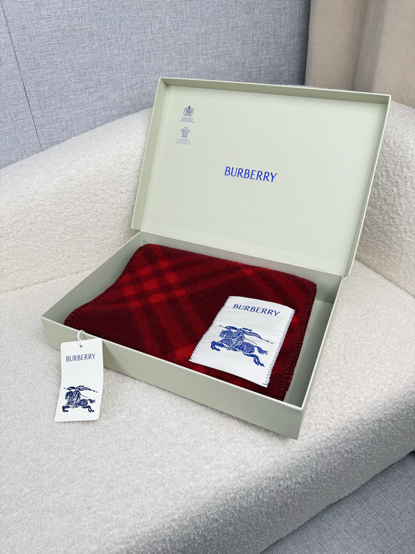 P。B家。【锯齿状车线版】低调的奢侈感❗️极品柔美精英高手级别的时髦感围巾❗️这款Burberry羊绒羊