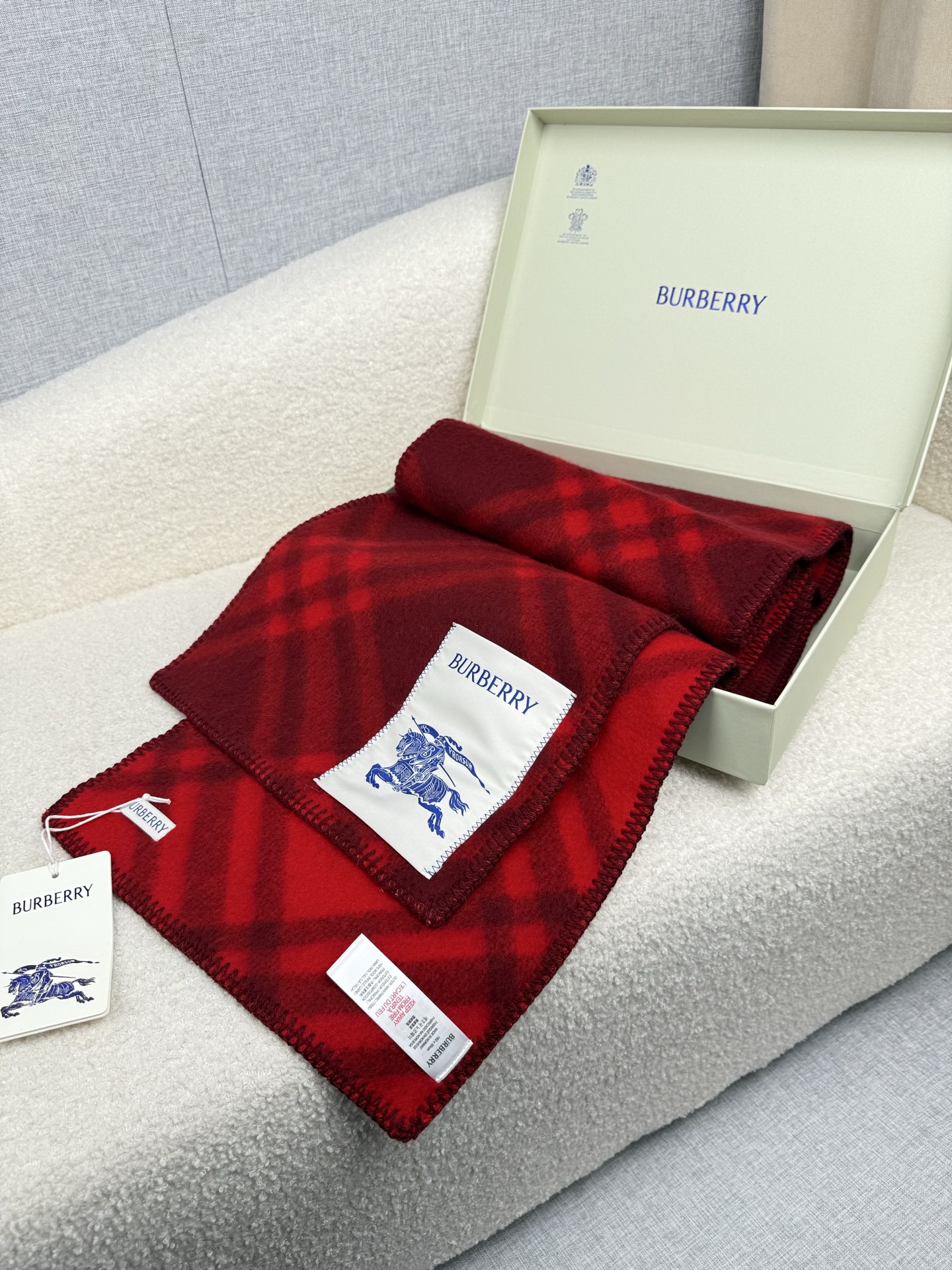 P。B家。【锯齿状车线版】低调的奢侈感❗️极品柔美精英高手级别的时髦感围巾❗️这款Burberry羊绒羊