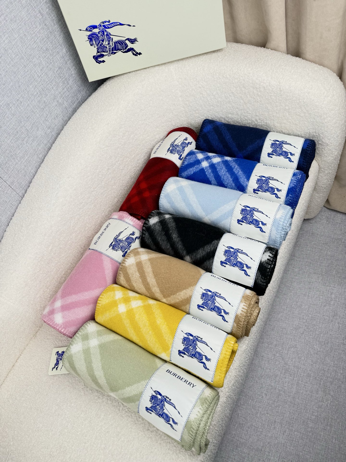 P。B家。【锯齿状车线版】低调的奢侈感❗️极品柔美精英高手级别的时髦感围巾❗️这款Burberry羊绒羊