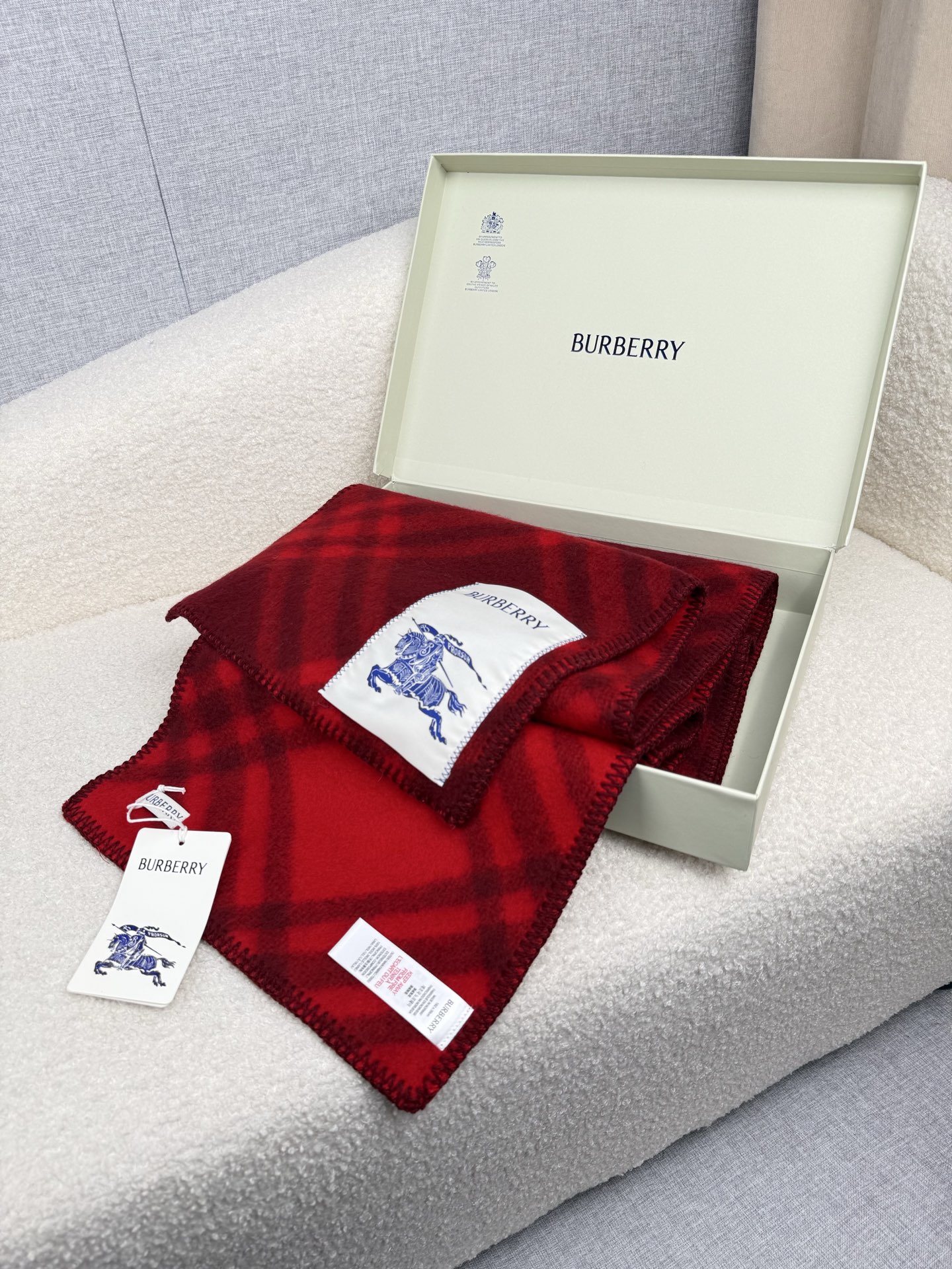 P。B家。【锯齿状车线版】低调的奢侈感❗️极品柔美精英高手级别的时髦感围巾❗️这款Burberry羊绒羊