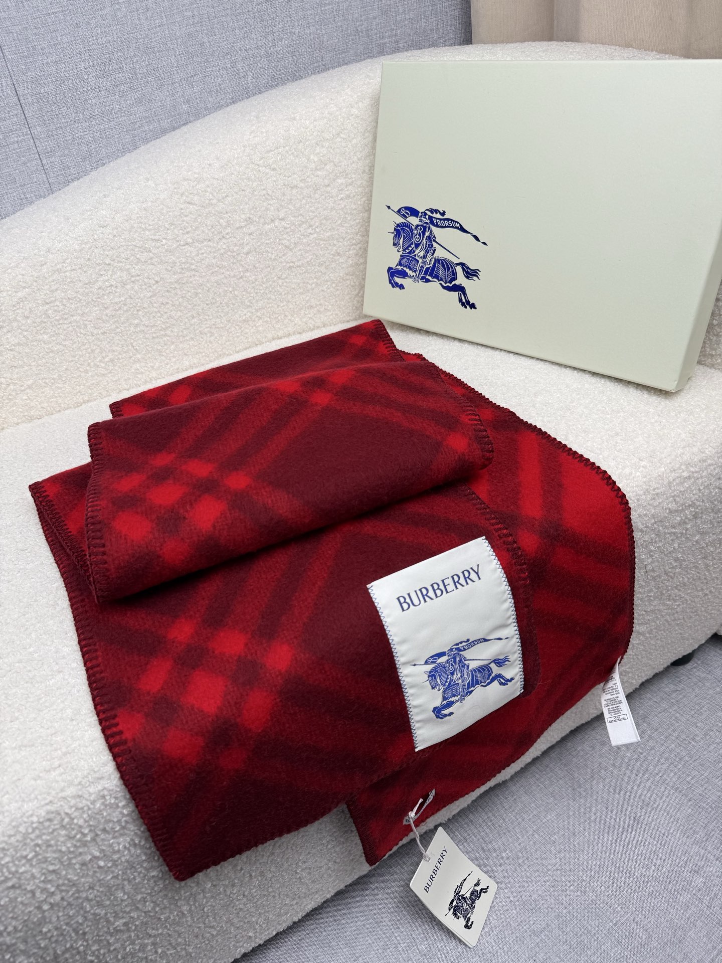 P。B家。【锯齿状车线版】低调的奢侈感❗️极品柔美精英高手级别的时髦感围巾❗️这款Burberry羊绒羊