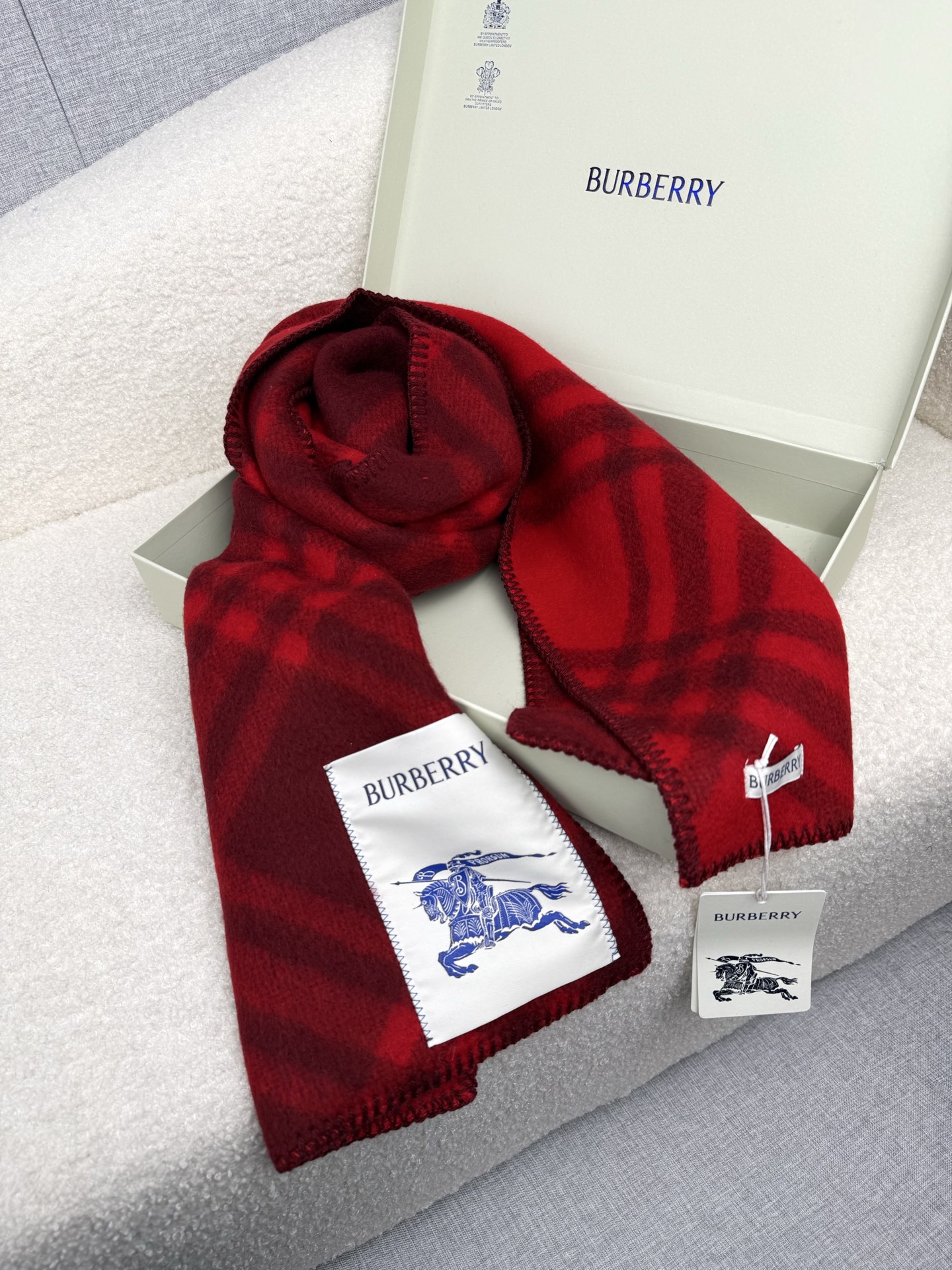 P。B家。【锯齿状车线版】低调的奢侈感❗️极品柔美精英高手级别的时髦感围巾❗️这款Burberry羊绒羊