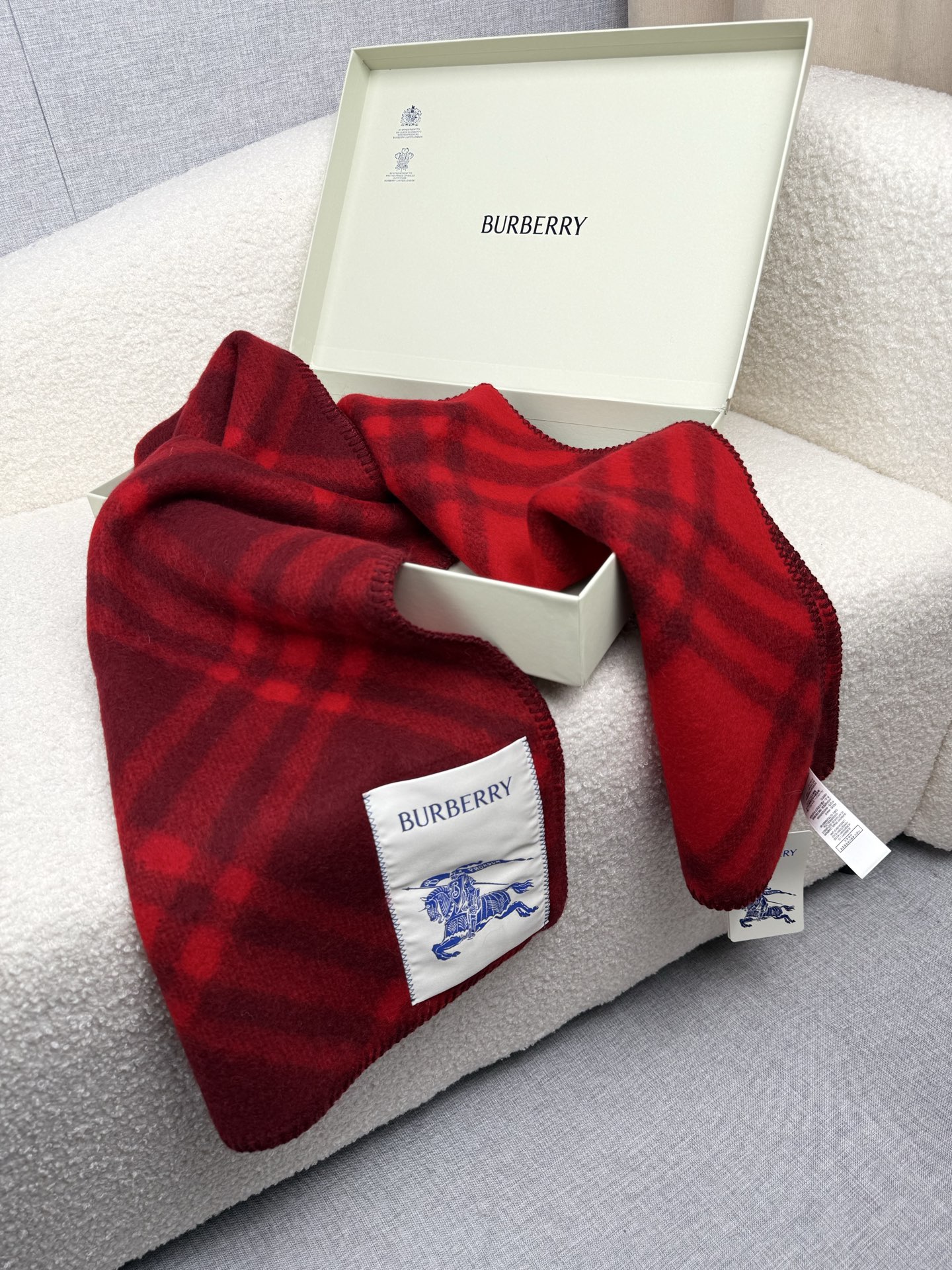 P。B家。【锯齿状车线版】低调的奢侈感❗️极品柔美精英高手级别的时髦感围巾❗️这款Burberry羊绒羊