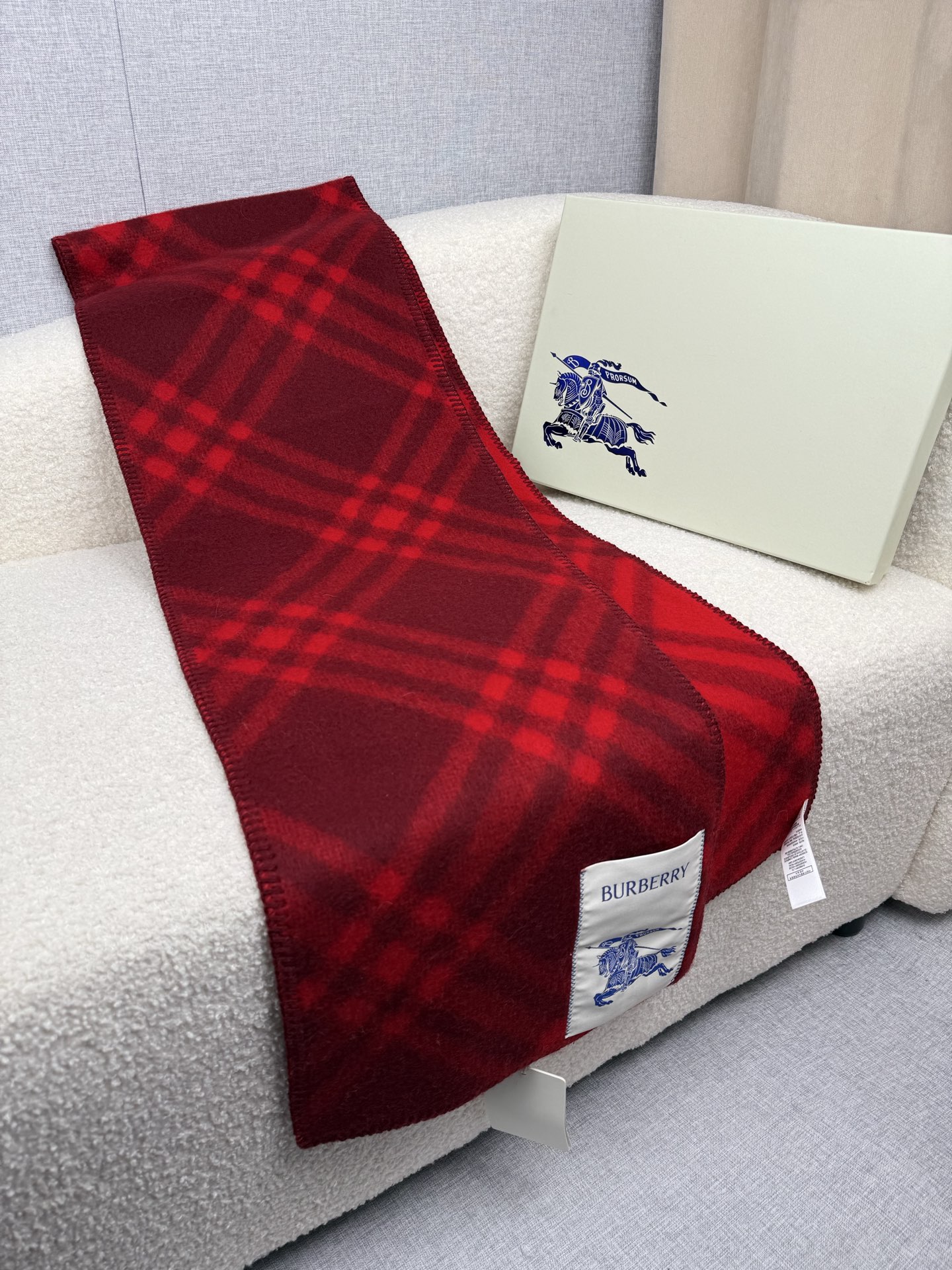 P。B家。【锯齿状车线版】低调的奢侈感❗️极品柔美精英高手级别的时髦感围巾❗️这款Burberry羊绒羊