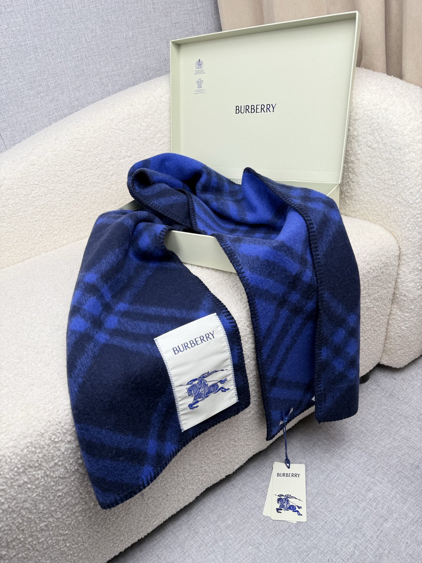 P。B家。【锯齿状车线版】低调的奢侈感❗️极品柔美精英高手级别的时髦感围巾❗️这款Burberry羊绒羊