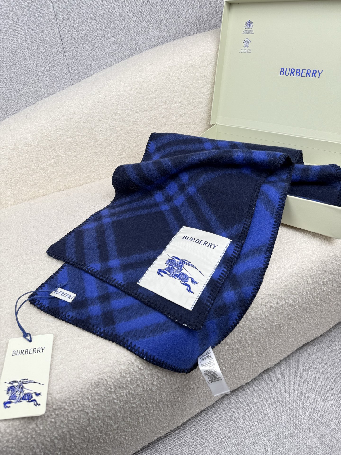 P。B家。【锯齿状车线版】低调的奢侈感❗️极品柔美精英高手级别的时髦感围巾❗️这款Burberry羊绒羊