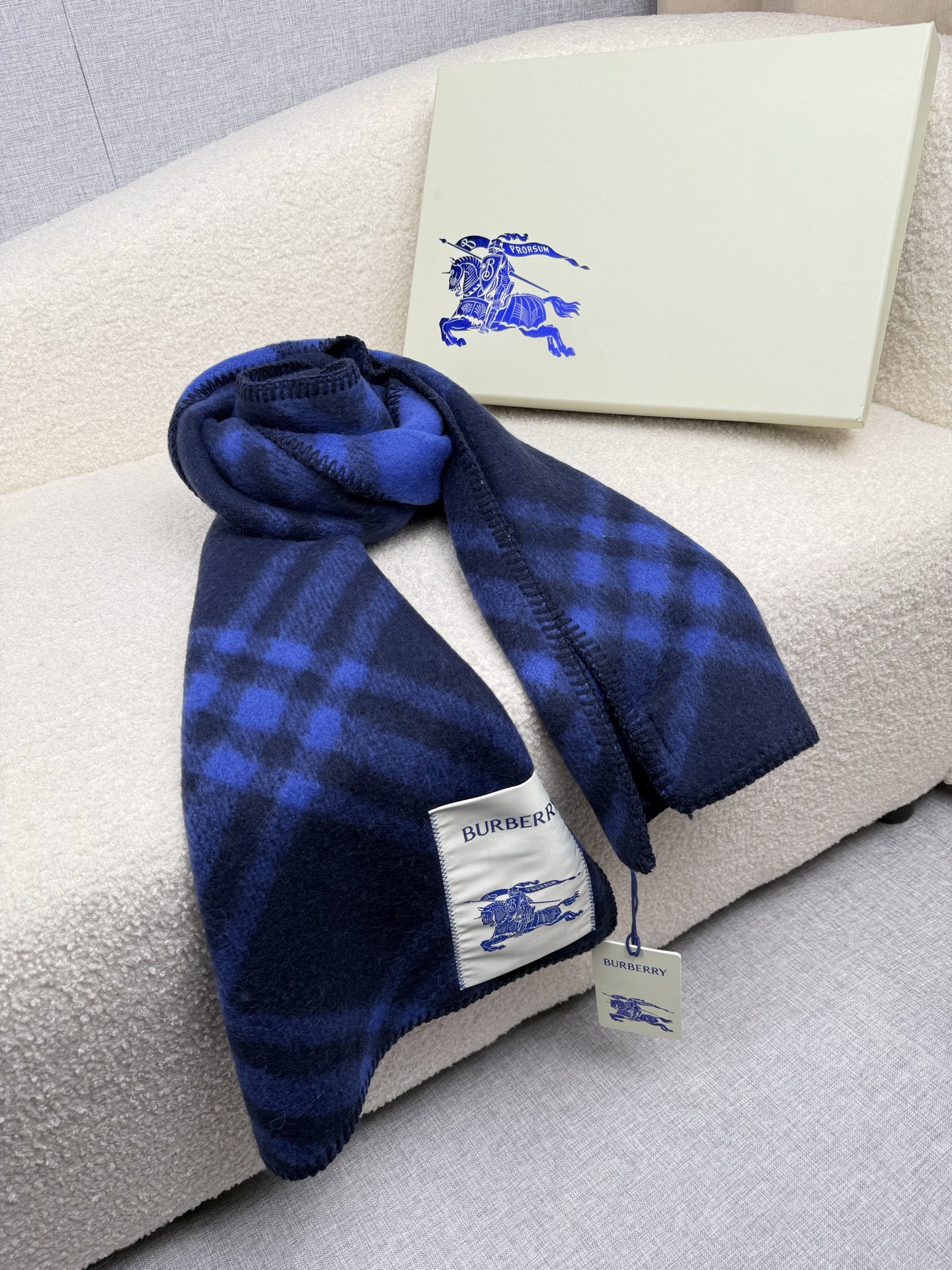 P。B家。【锯齿状车线版】低调的奢侈感❗️极品柔美精英高手级别的时髦感围巾❗️这款Burberry羊绒羊