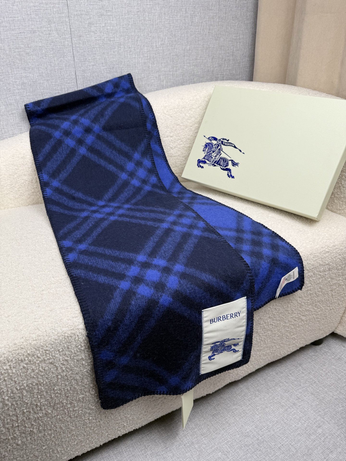 P。B家。【锯齿状车线版】低调的奢侈感❗️极品柔美精英高手级别的时髦感围巾❗️这款Burberry羊绒羊