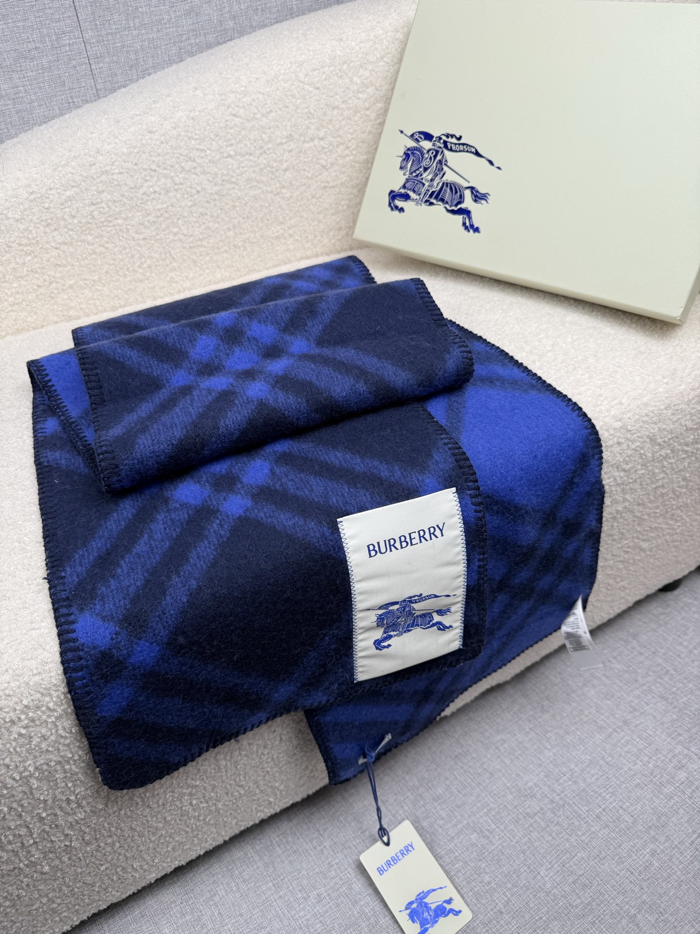 P。B家。【锯齿状车线版】低调的奢侈感❗️极品柔美精英高手级别的时髦感围巾❗️这款Burberry羊绒羊