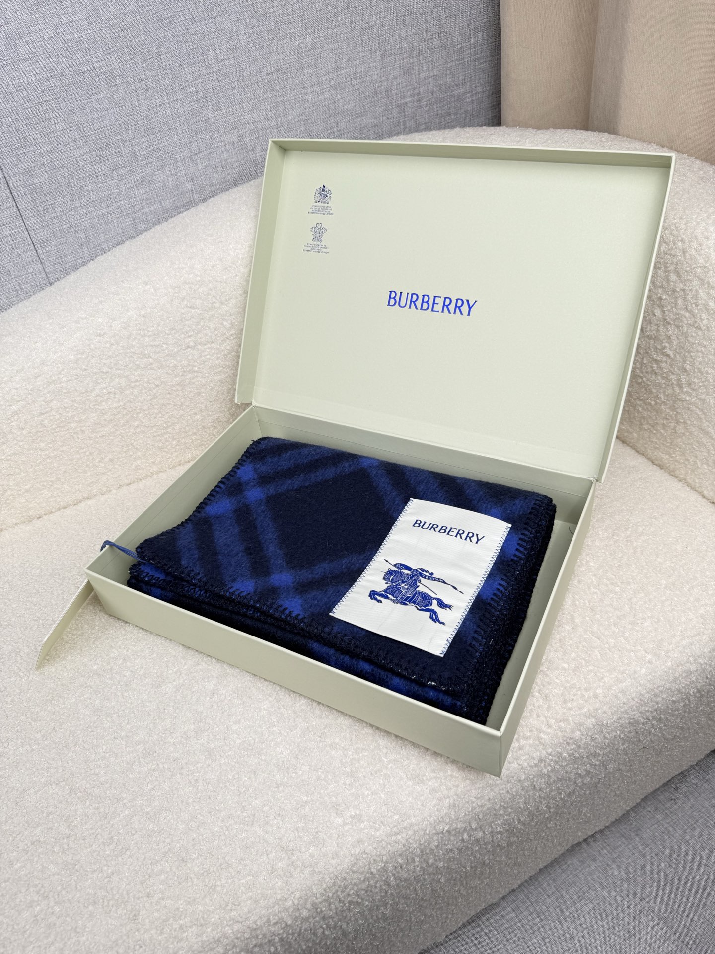 P。B家。【锯齿状车线版】低调的奢侈感❗️极品柔美精英高手级别的时髦感围巾❗️这款Burberry羊绒羊