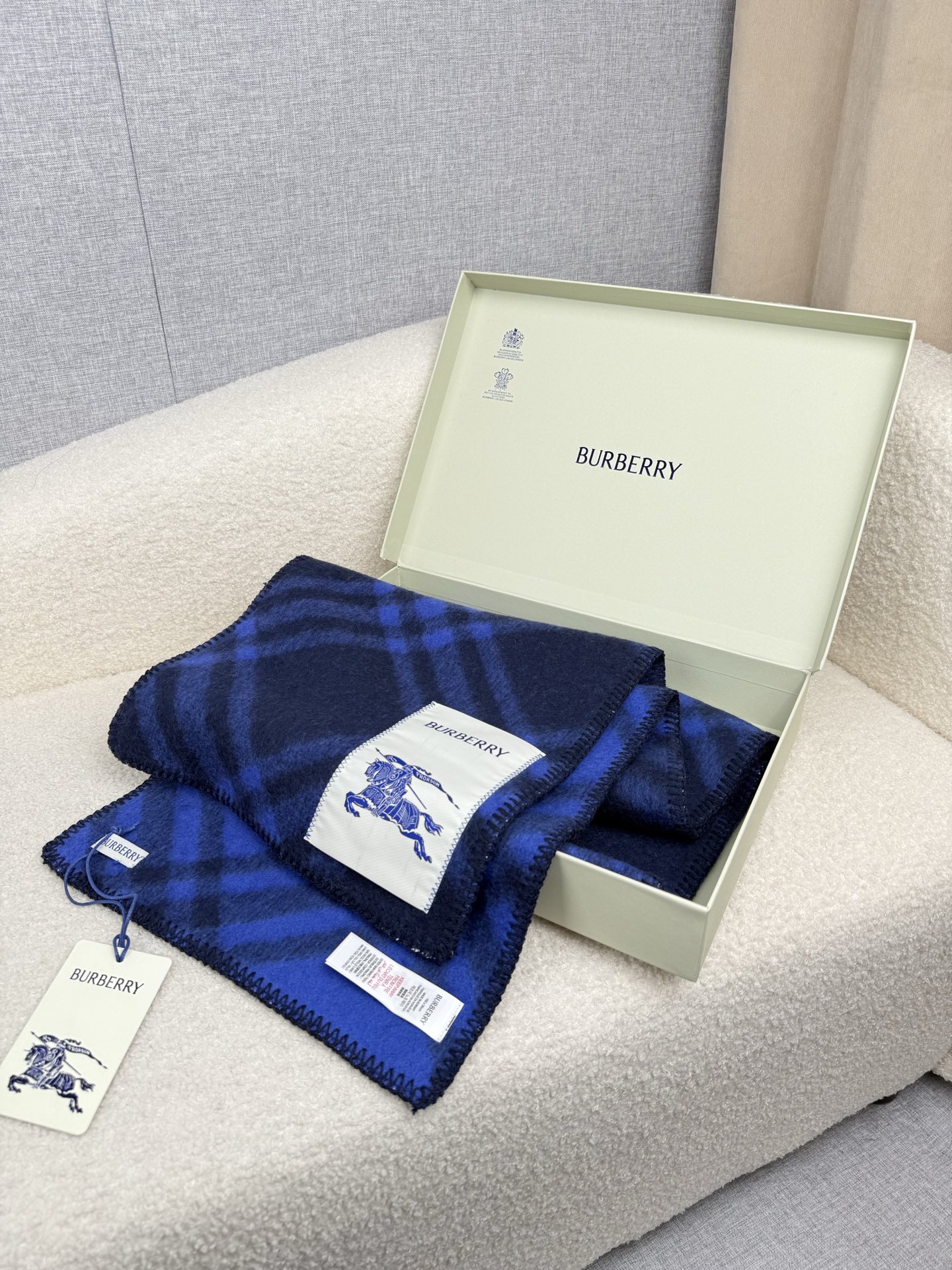 P。B家。【锯齿状车线版】低调的奢侈感❗️极品柔美精英高手级别的时髦感围巾❗️这款Burberry羊绒羊