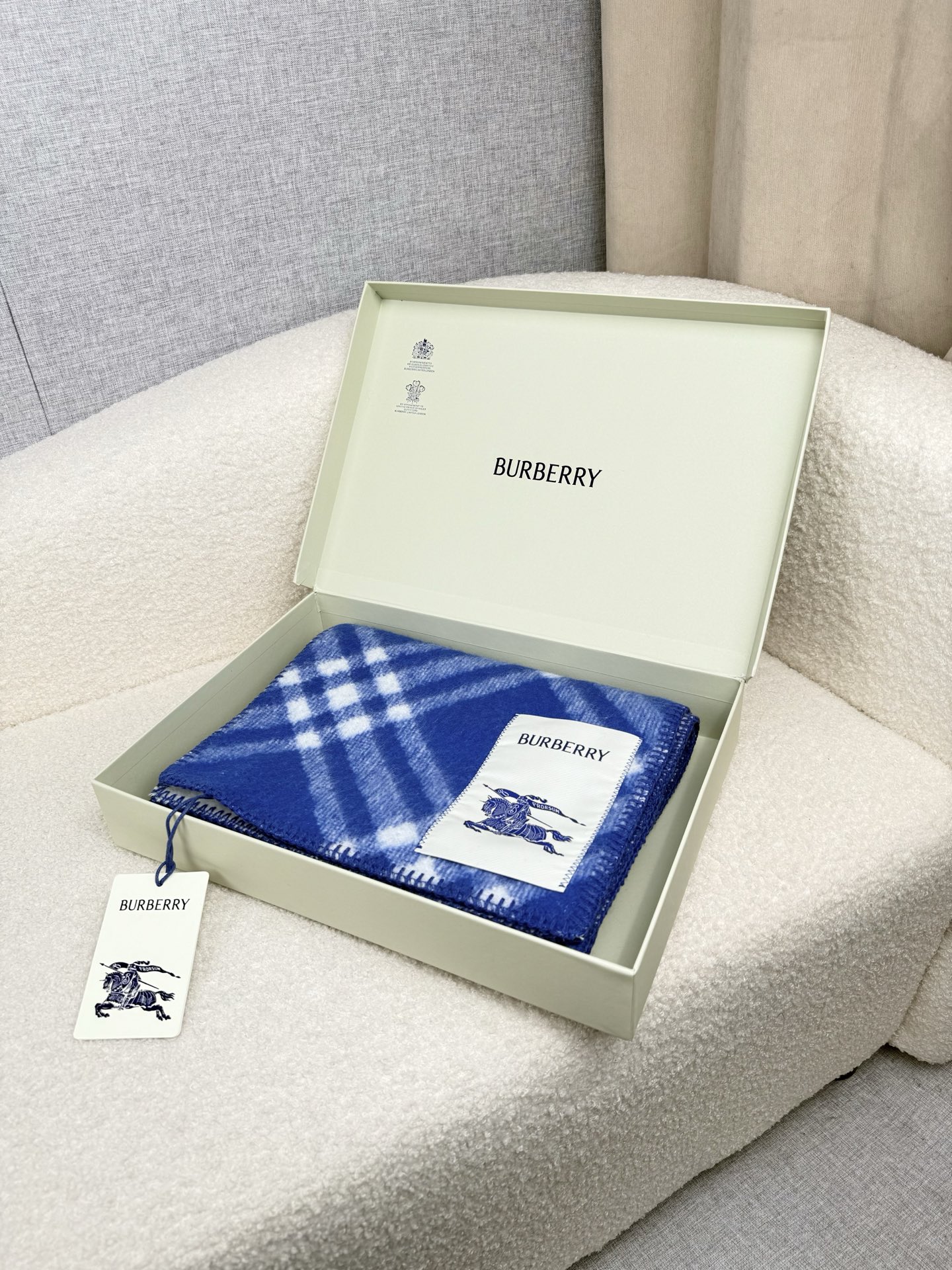 P。B家。【锯齿状车线版】低调的奢侈感❗️极品柔美精英高手级别的时髦感围巾❗️这款Burberry羊绒羊