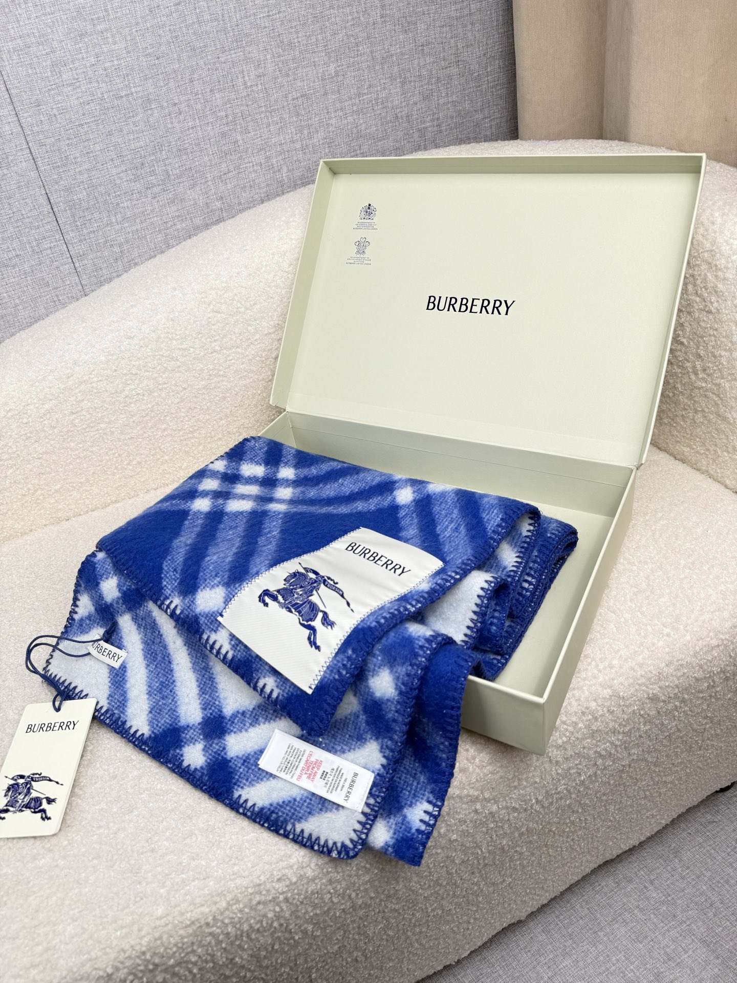 P。B家。【锯齿状车线版】低调的奢侈感❗️极品柔美精英高手级别的时髦感围巾❗️这款Burberry羊绒羊