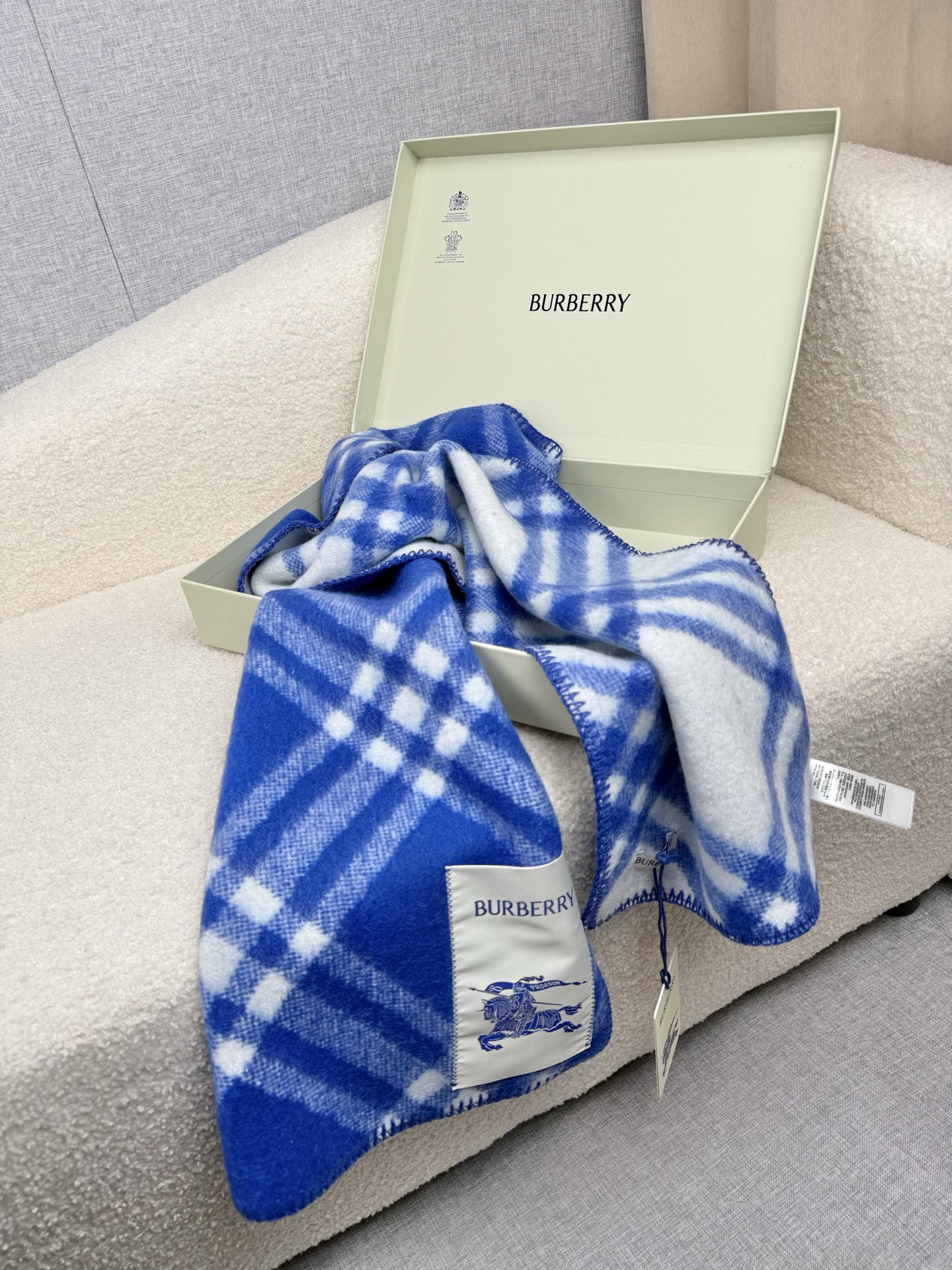 P。B家。【锯齿状车线版】低调的奢侈感❗️极品柔美精英高手级别的时髦感围巾❗️这款Burberry羊绒羊