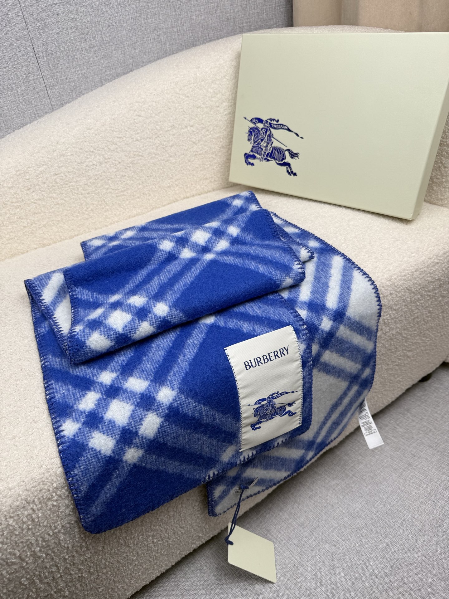 P。B家。【锯齿状车线版】低调的奢侈感❗️极品柔美精英高手级别的时髦感围巾❗️这款Burberry羊绒羊