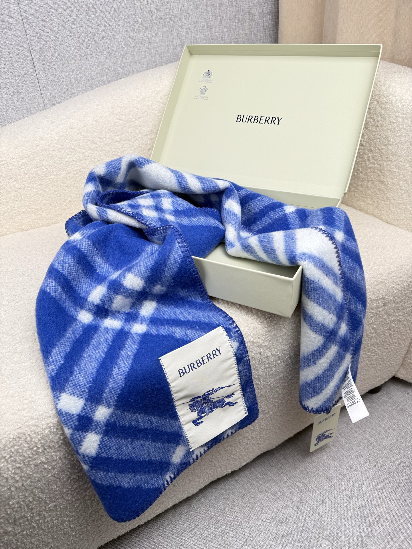 P。B家。【锯齿状车线版】低调的奢侈感❗️极品柔美精英高手级别的时髦感围巾❗️这款Burberry羊绒羊