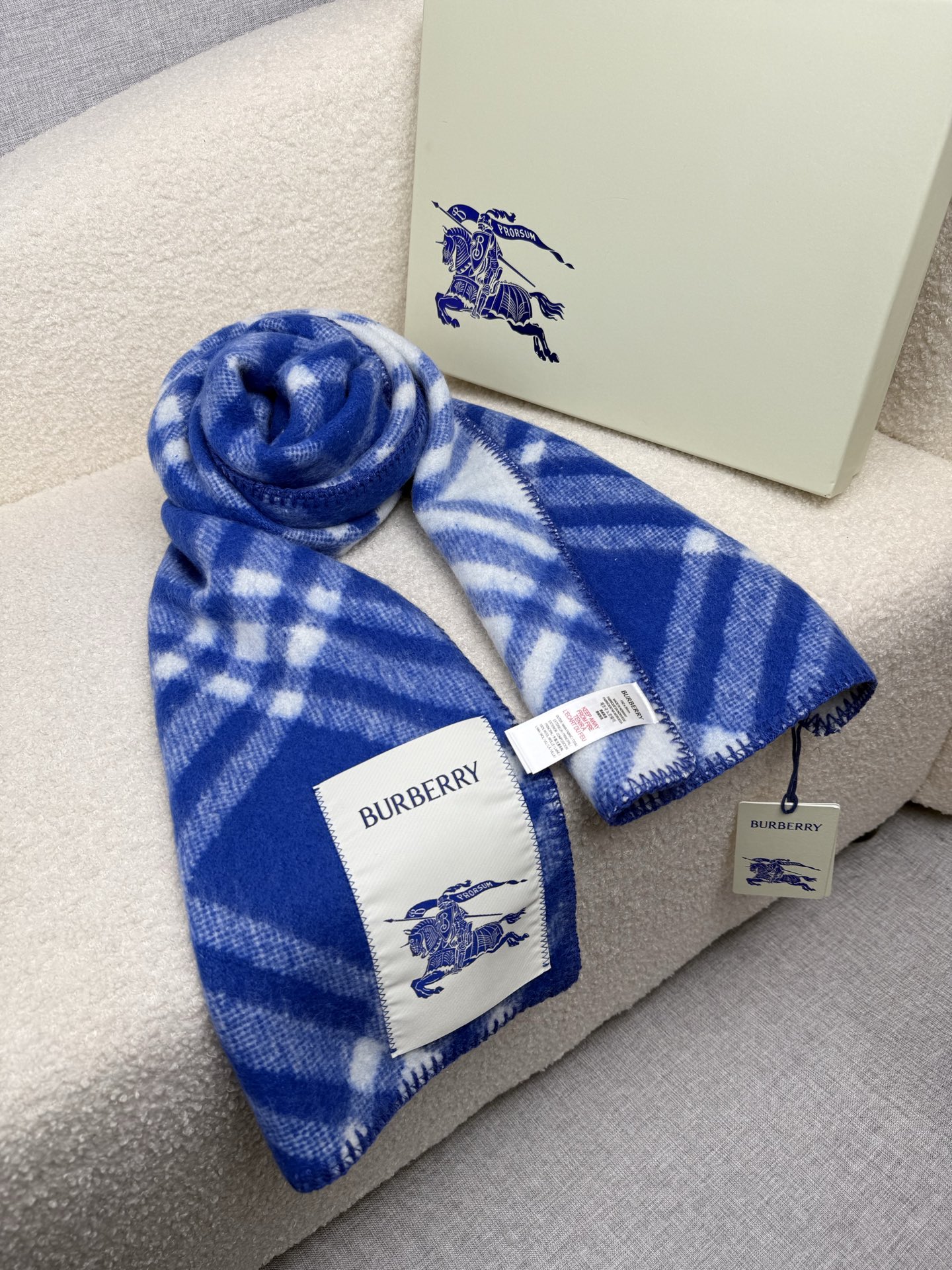 P。B家。【锯齿状车线版】低调的奢侈感❗️极品柔美精英高手级别的时髦感围巾❗️这款Burberry羊绒羊