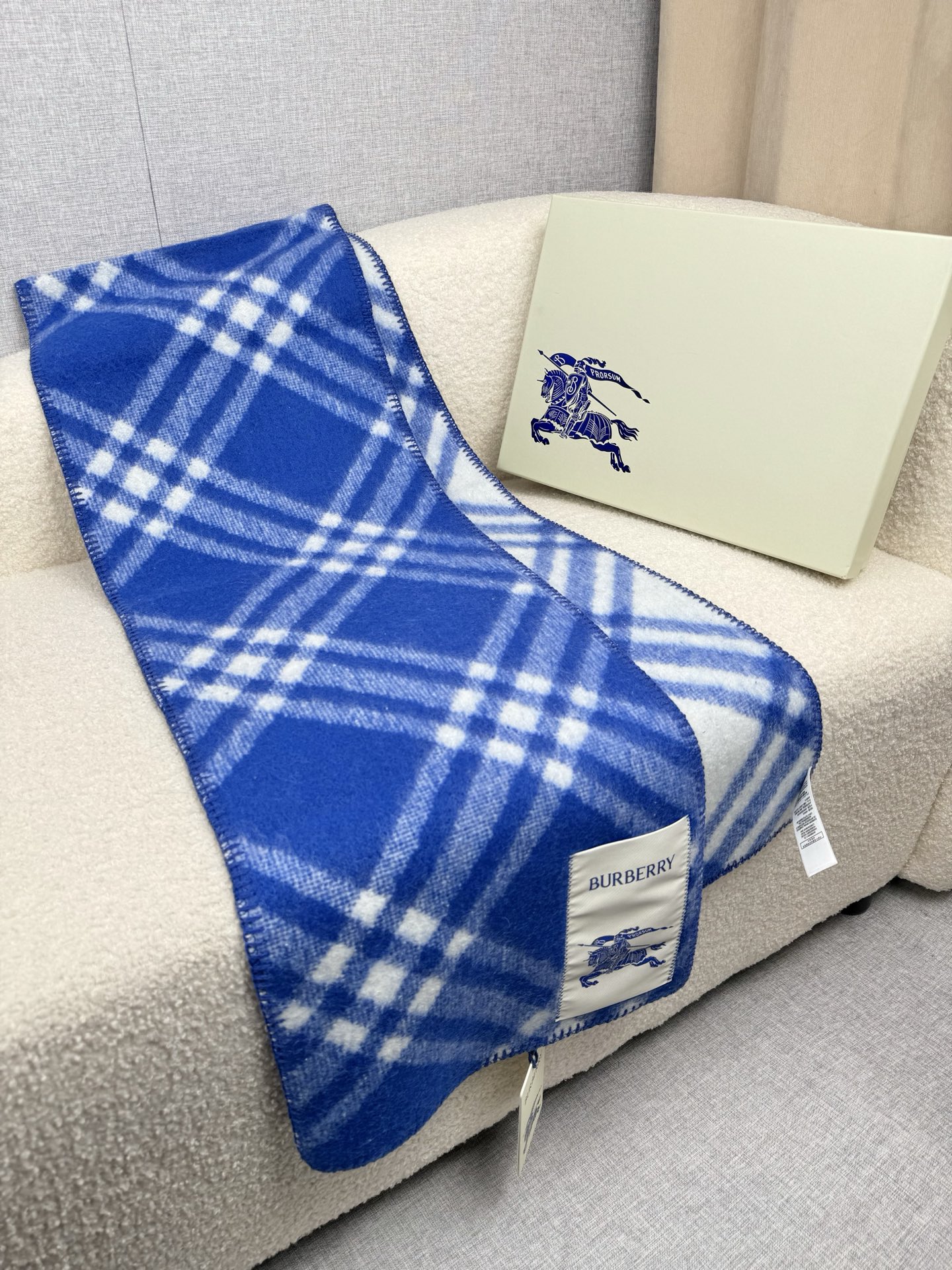 P。B家。【锯齿状车线版】低调的奢侈感❗️极品柔美精英高手级别的时髦感围巾❗️这款Burberry羊绒羊