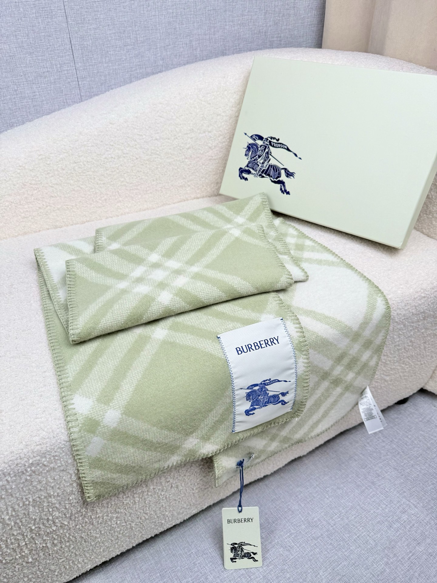 P。B家。【锯齿状车线版】低调的奢侈感❗️极品柔美精英高手级别的时髦感围巾❗️这款Burberry羊绒羊