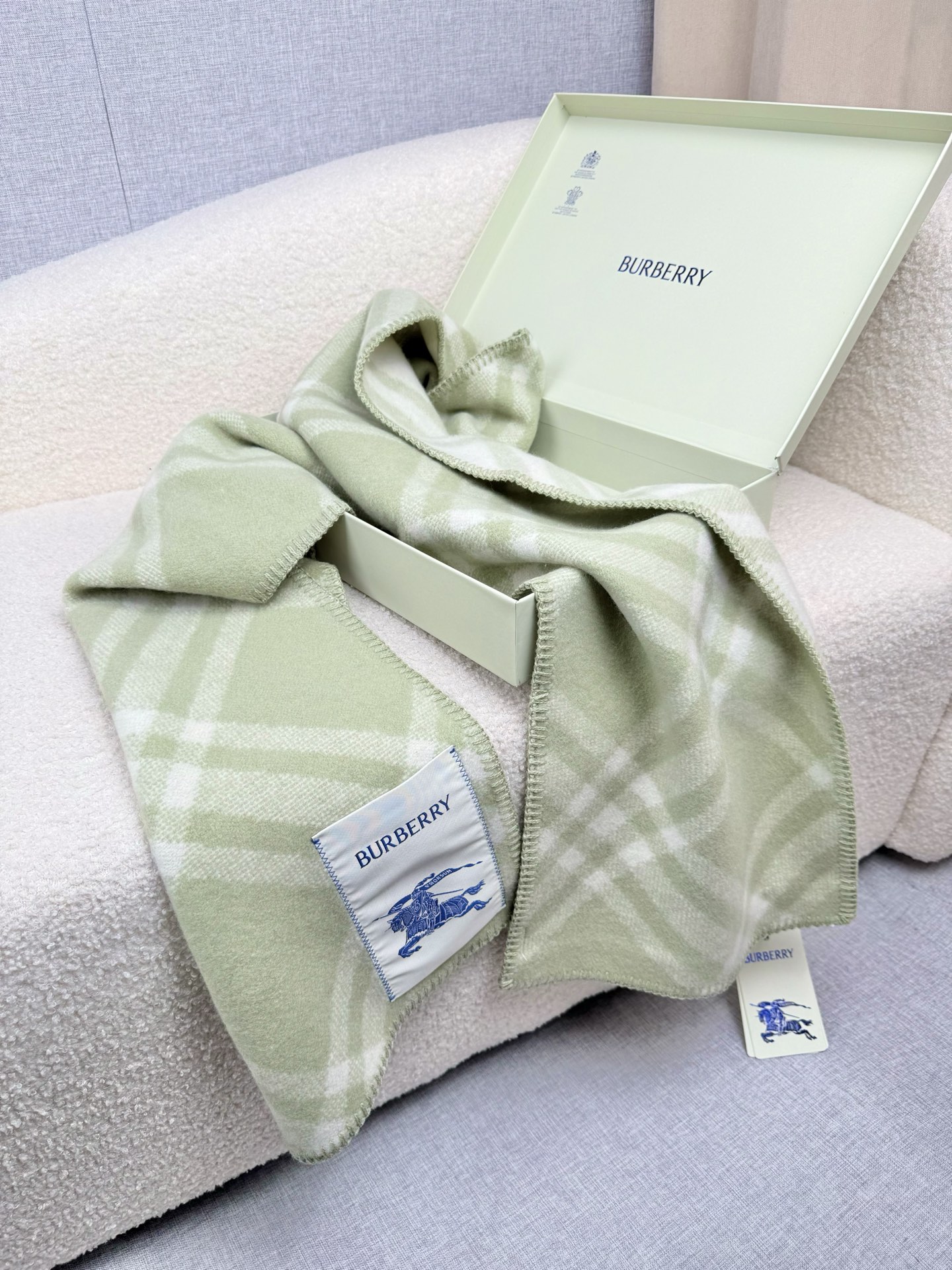 P。B家。【锯齿状车线版】低调的奢侈感❗️极品柔美精英高手级别的时髦感围巾❗️这款Burberry羊绒羊