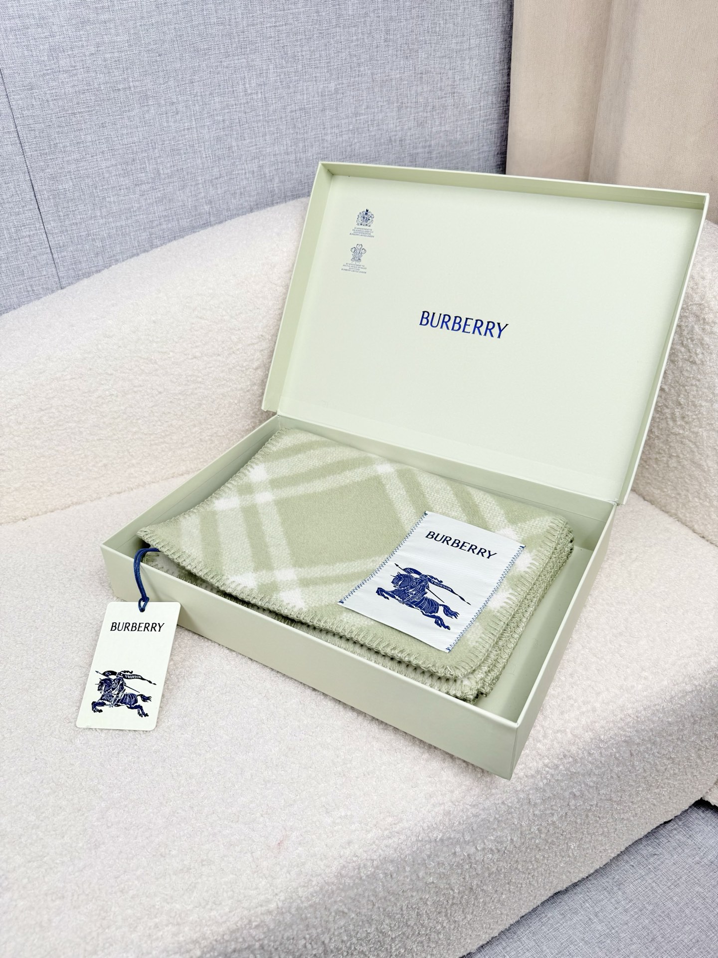 P。B家。【锯齿状车线版】低调的奢侈感❗️极品柔美精英高手级别的时髦感围巾❗️这款Burberry羊绒羊