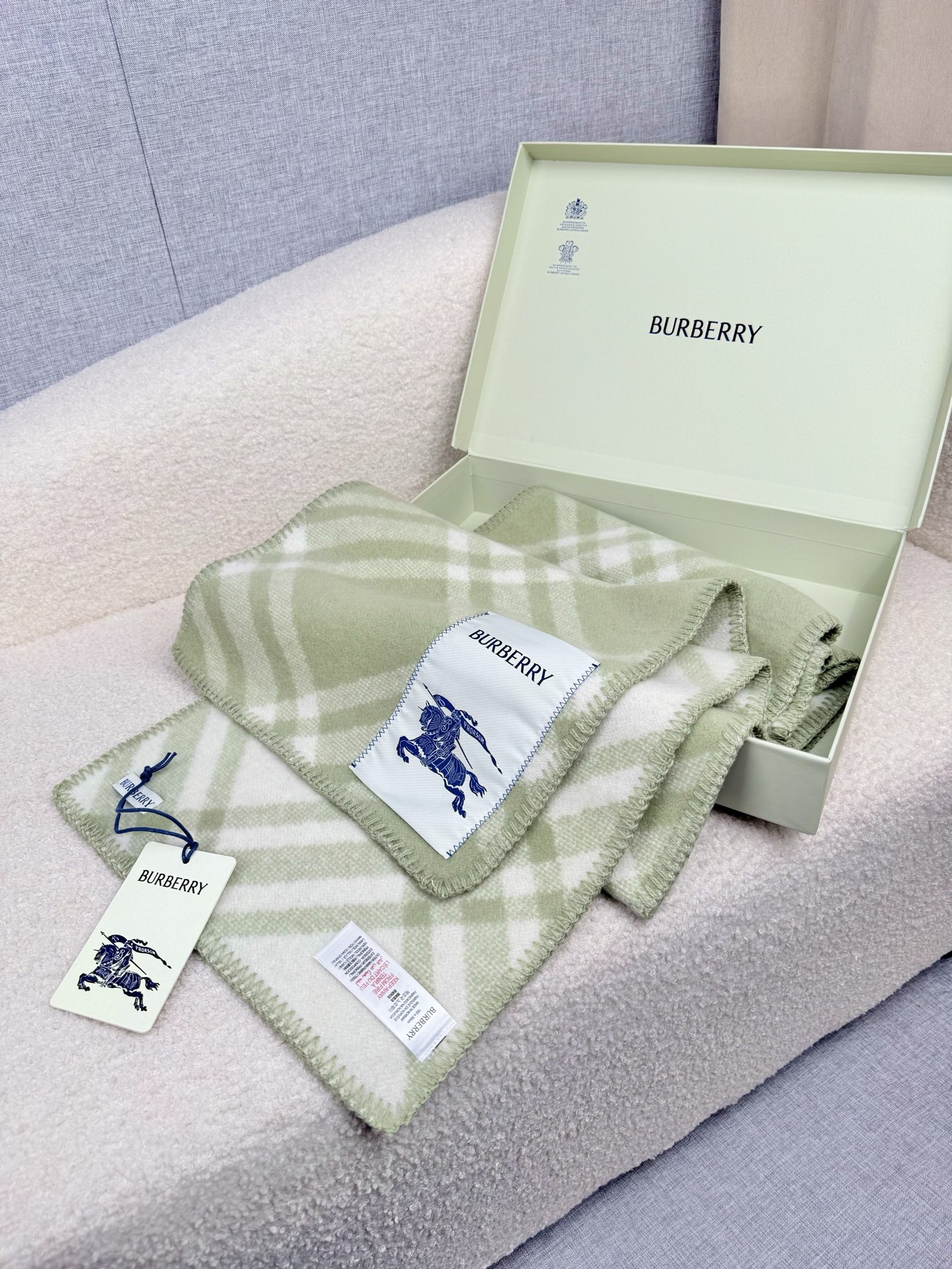 P。B家。【锯齿状车线版】低调的奢侈感❗️极品柔美精英高手级别的时髦感围巾❗️这款Burberry羊绒羊